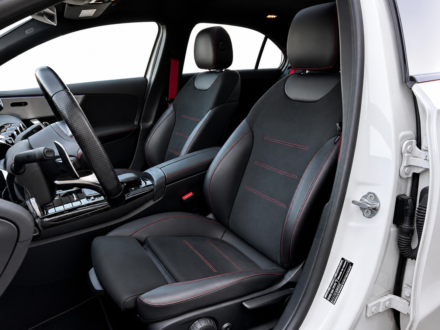 MERCEDES-BENZ A 35 AMG 4matic Limousine CH FAHRZEUG-image-6