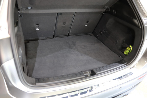 MERCEDES-BENZ GLA 250e AMG Line 8G-DCT-image-11