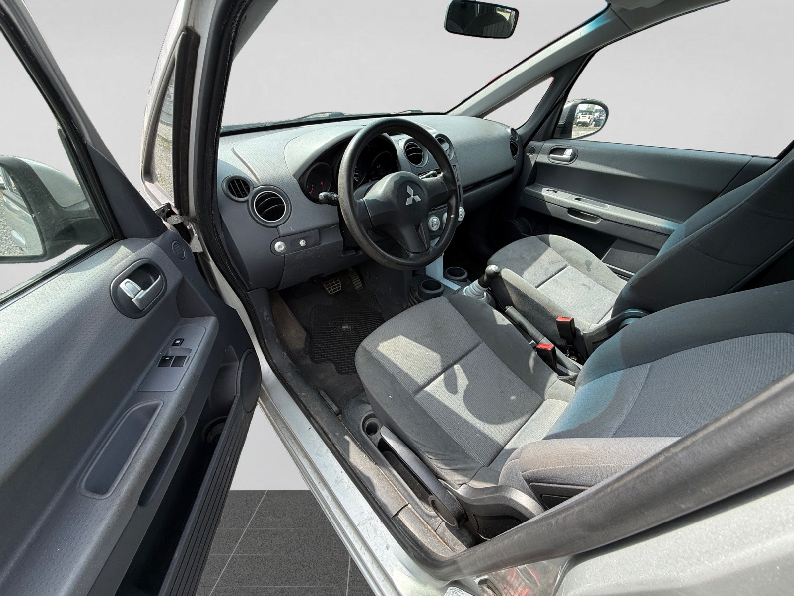 MITSUBISHI Colt 1.5 DI-D Invite-image-8