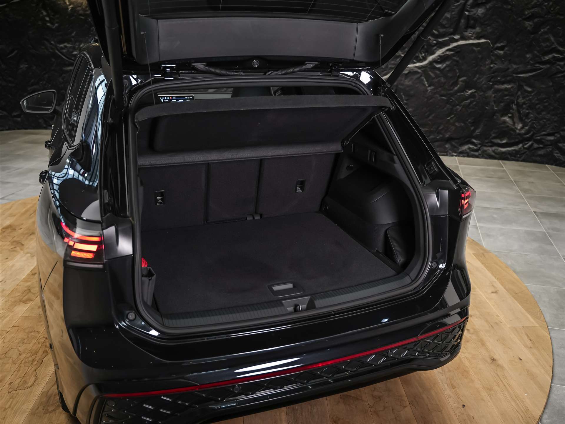 VW Tiguan 2.0 TDI SCR R-Line 4Motion DSG *Facelift*Panorama*Massage*-image-45