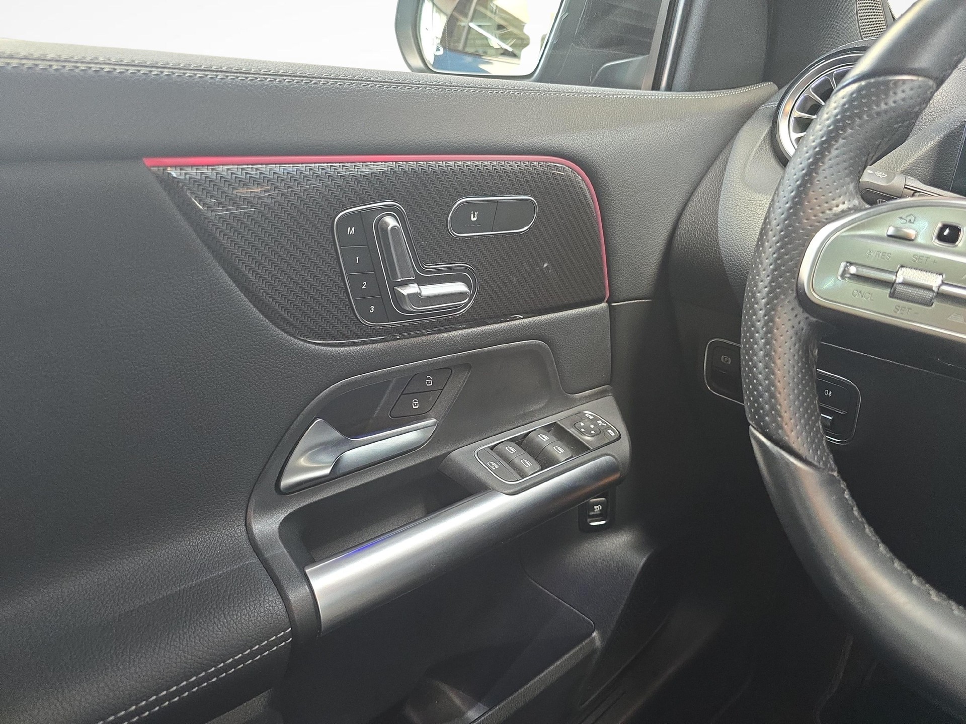 MERCEDES-BENZ GLA 200 4MATIC AMG Line-image-7