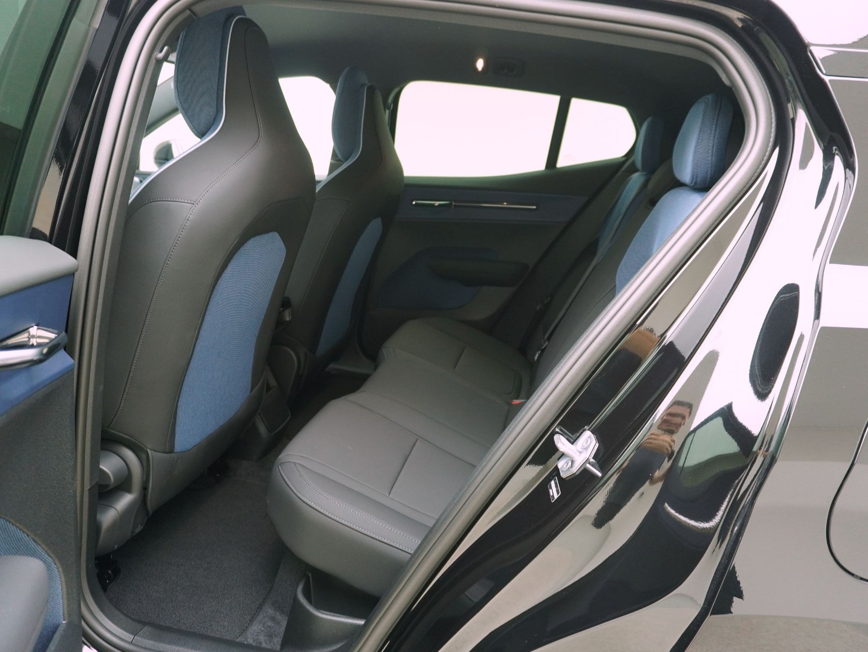 VOLVO EX30 E60 Core **10 Jahre Volvo Swiss Premium**-image-12