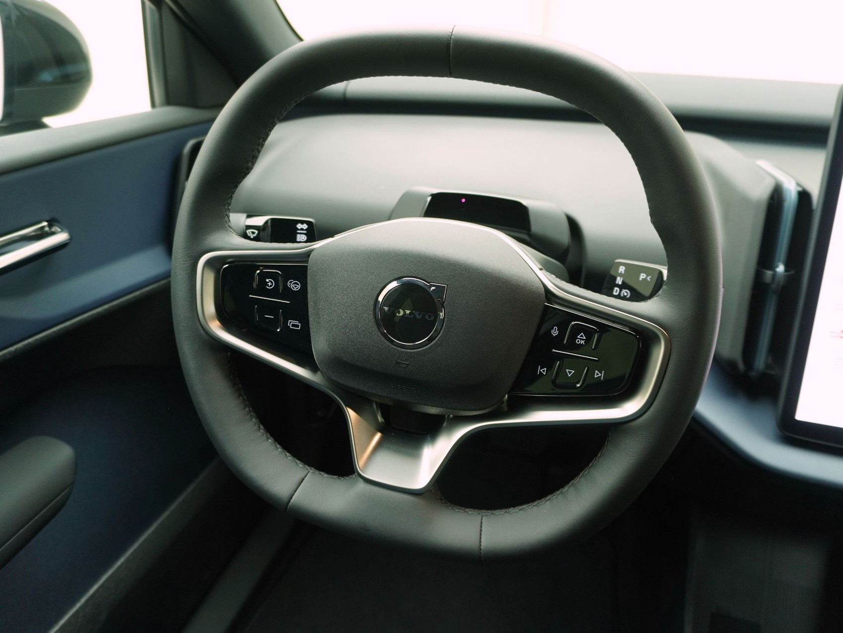 VOLVO EX30 E60 Core **10 Jahre Volvo Swiss Premium**-image-13