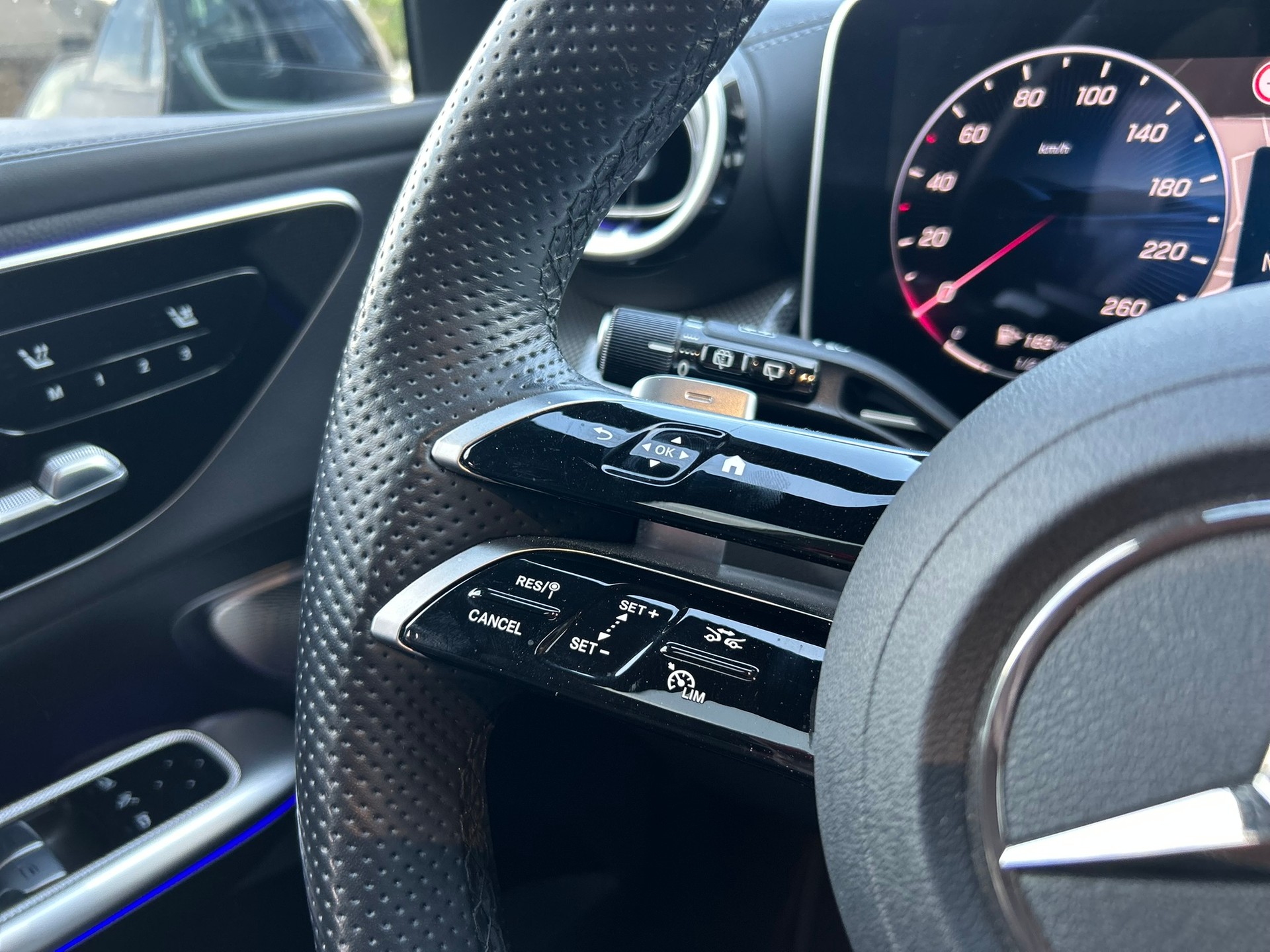 MERCEDES-BENZ GLC 300 4Matic 9G-Tronic-image-19