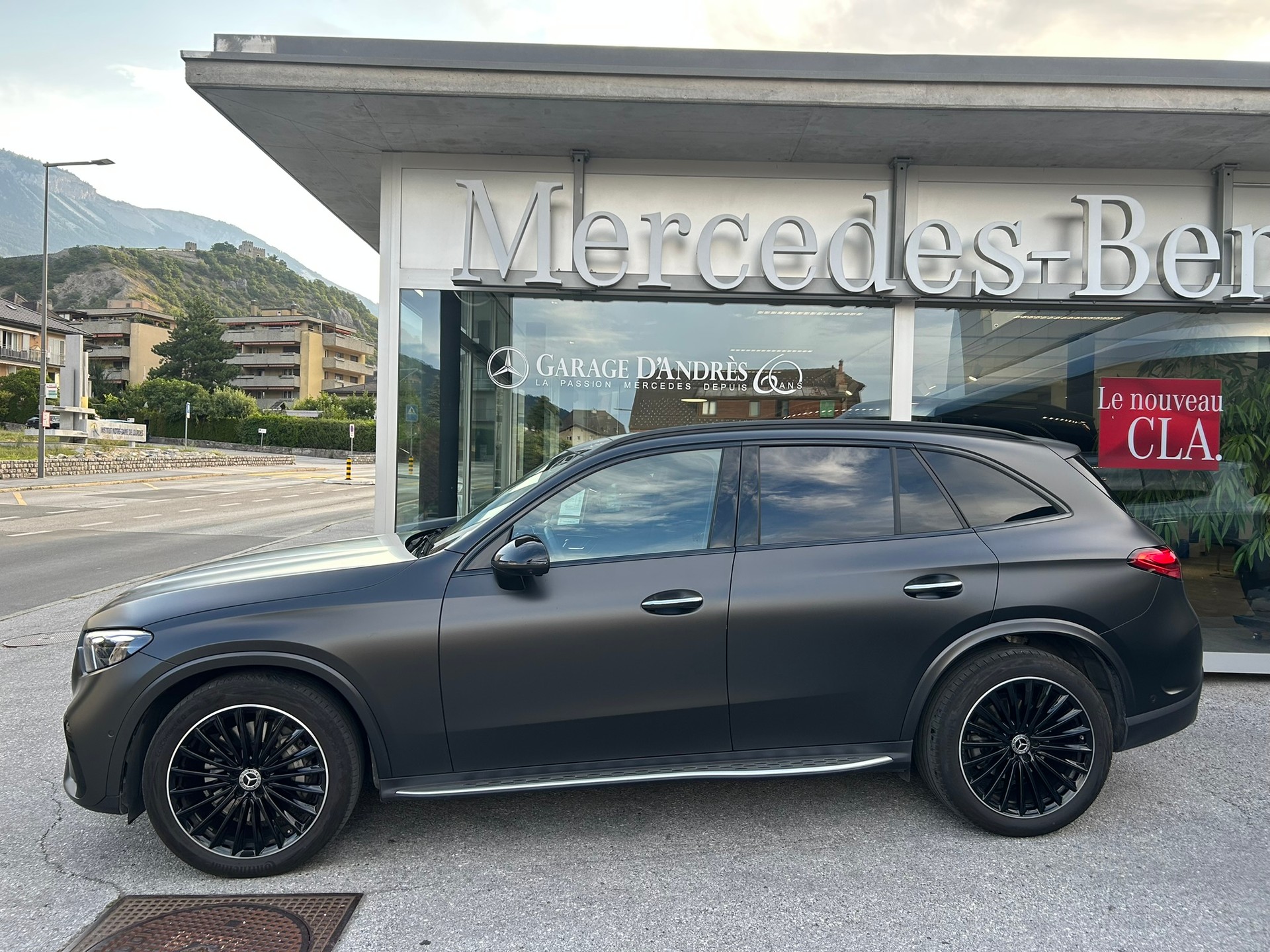 MERCEDES-BENZ GLC 300 4Matic 9G-Tronic-showroom-element-3