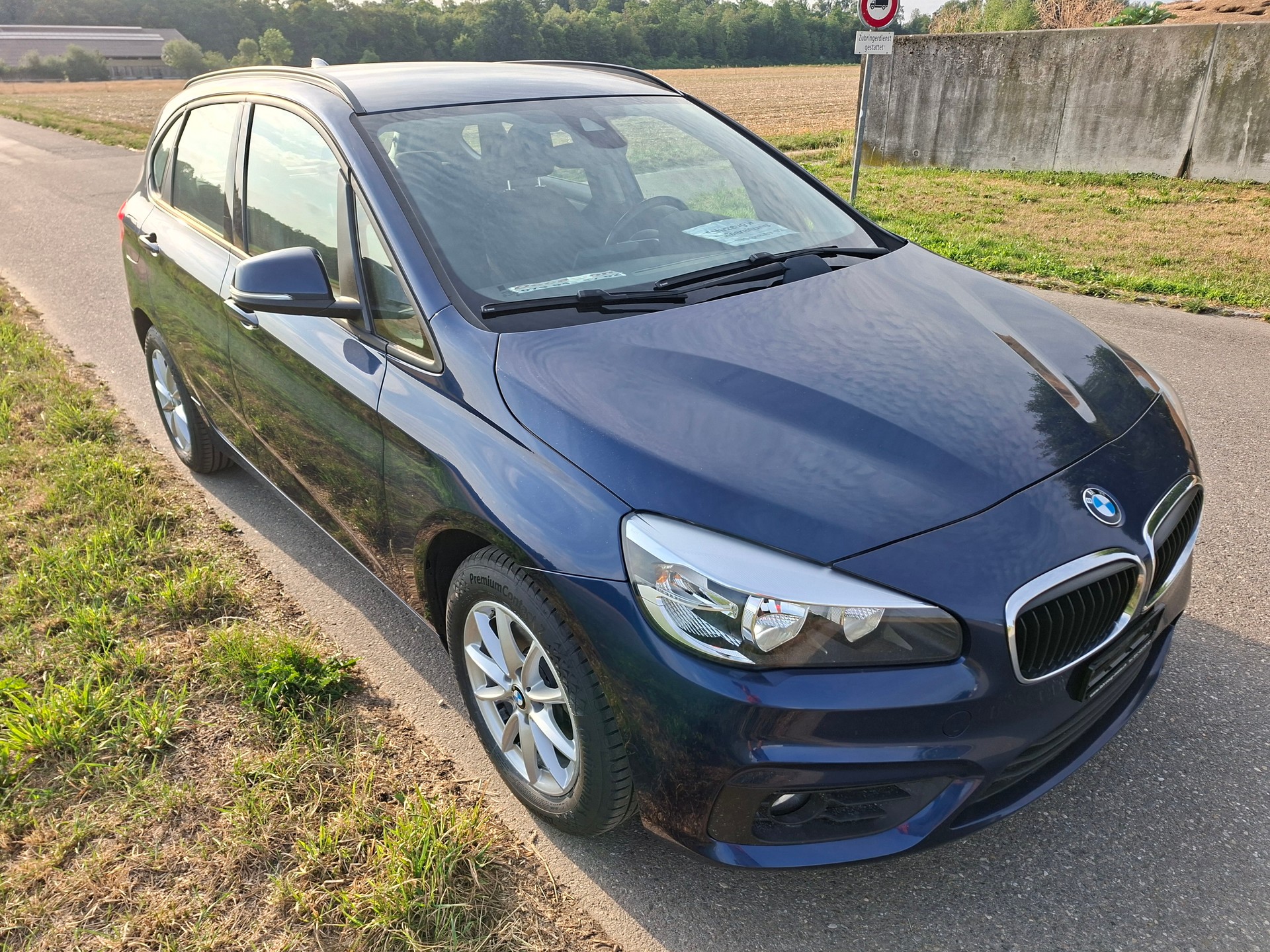 BMW 218i Active Tourer-image-2