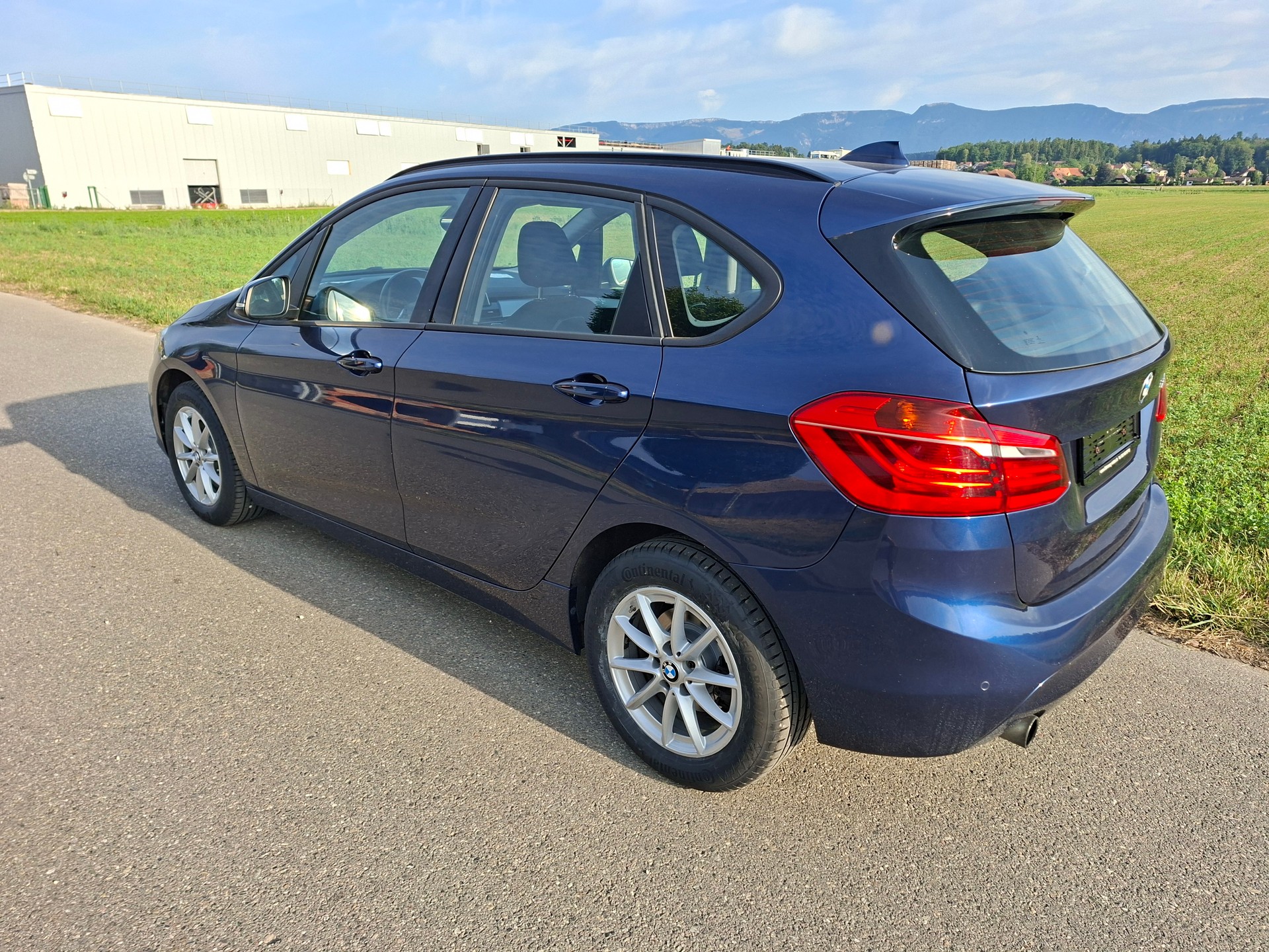 BMW 218i Active Tourer-image-1