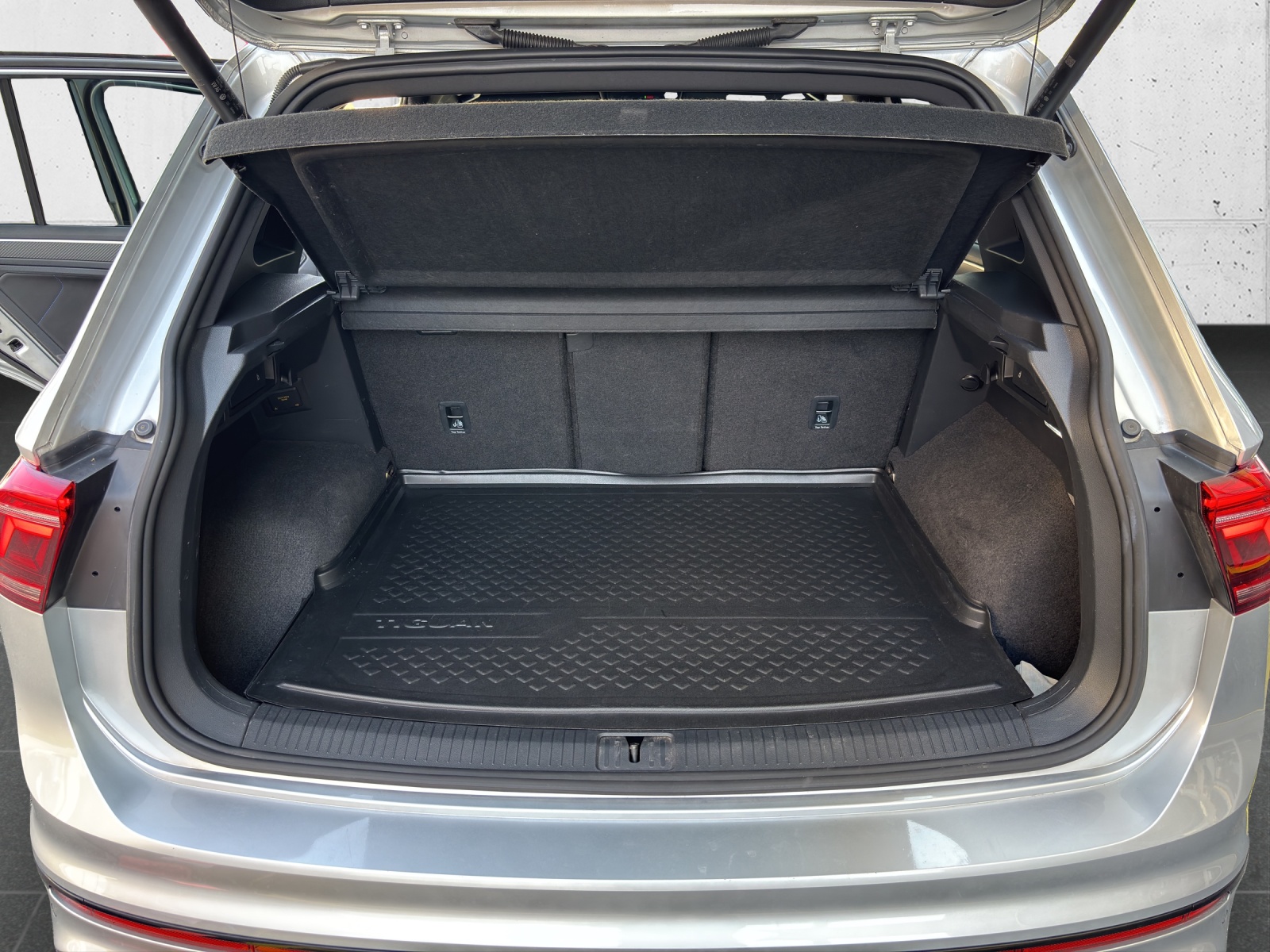 VW Tiguan 2.0TSI R 4Motion DSG mit AHK, Leder & Panorama-Ausstell-/Schiebedach-image-7