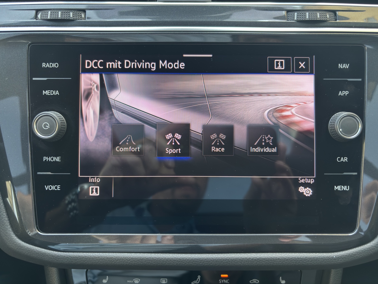 VW Tiguan 2.0TSI R 4Motion DSG mit AHK, Leder & Panorama-Ausstell-/Schiebedach-image-24