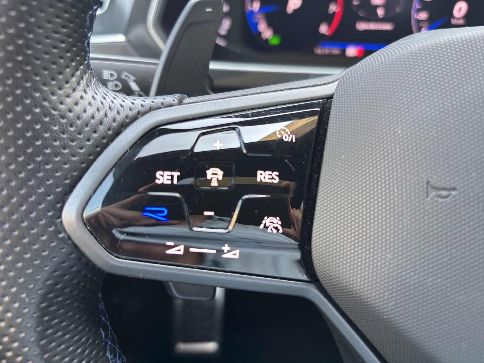 VW Tiguan 2.0TSI R 4Motion DSG mit AHK, Leder & Panorama-Ausstell-/Schiebedach-image-14