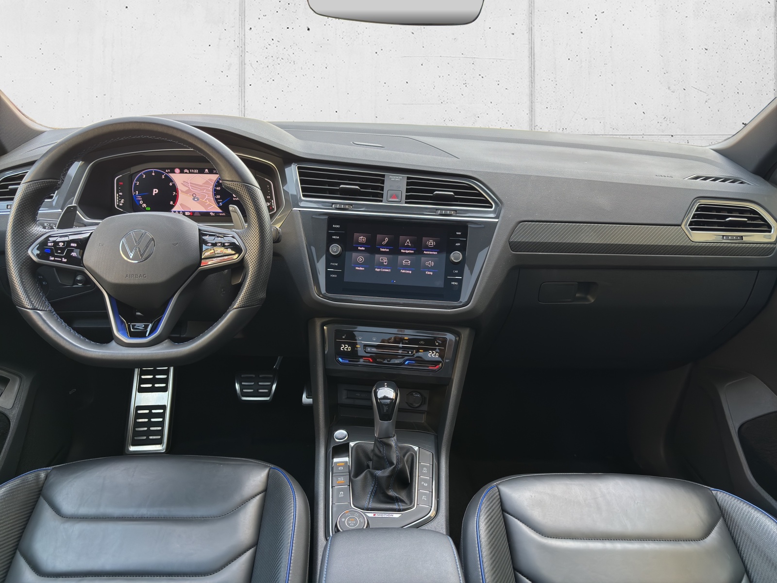 VW Tiguan 2.0TSI R 4Motion DSG mit AHK, Leder & Panorama-Ausstell-/Schiebedach-image-12