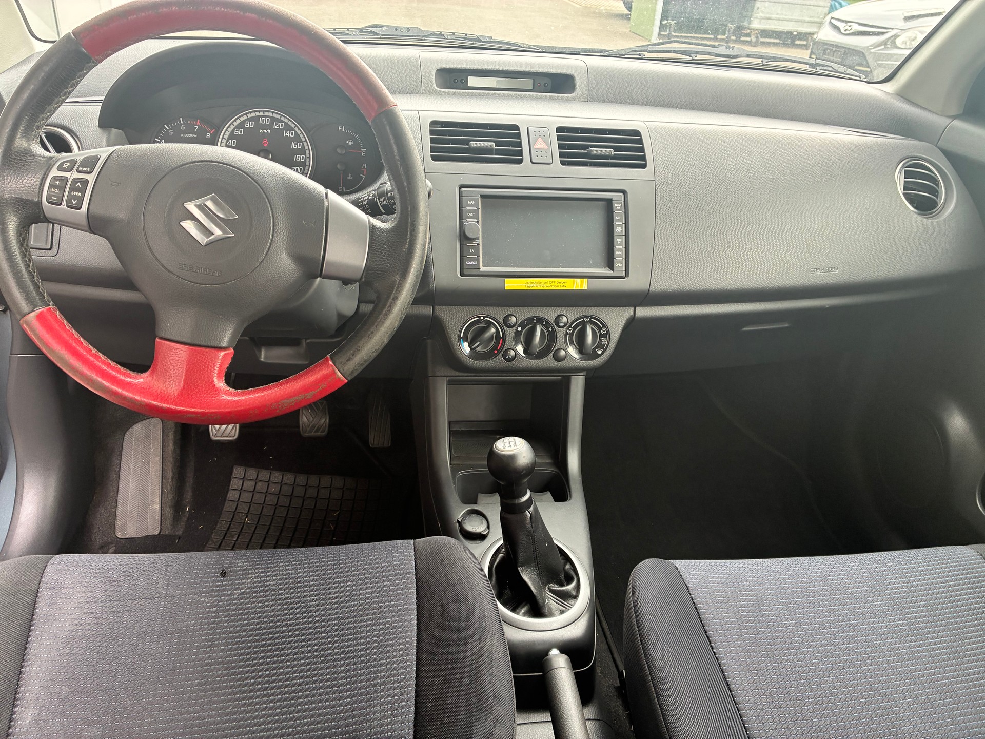 SUZUKI Swift 1.3i 16V GL Top Piz Sulai LE 4x4-image-8