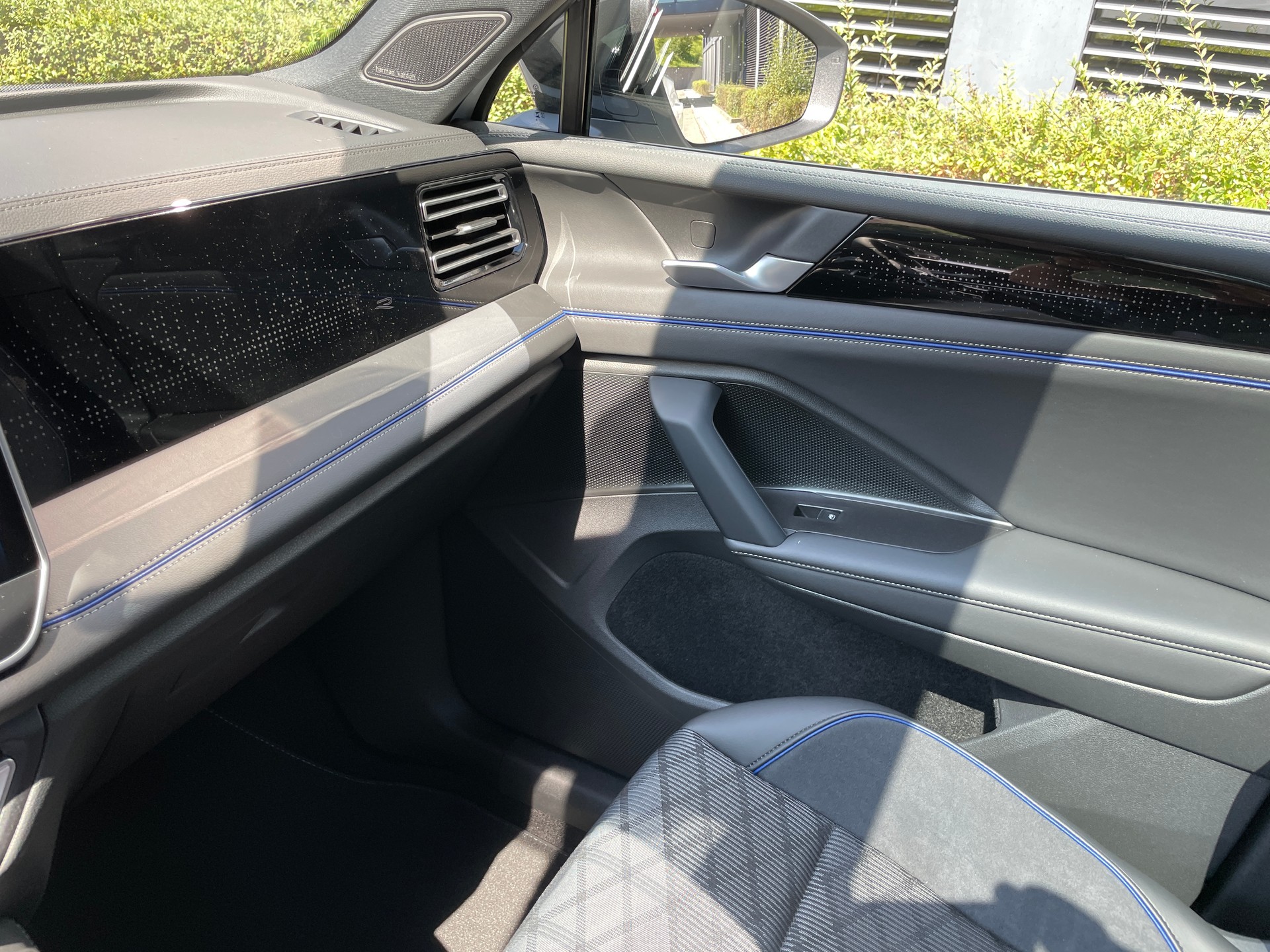 VW Tiguan 2.0 TDI SCR R-Line 4Motion DSG-image-23