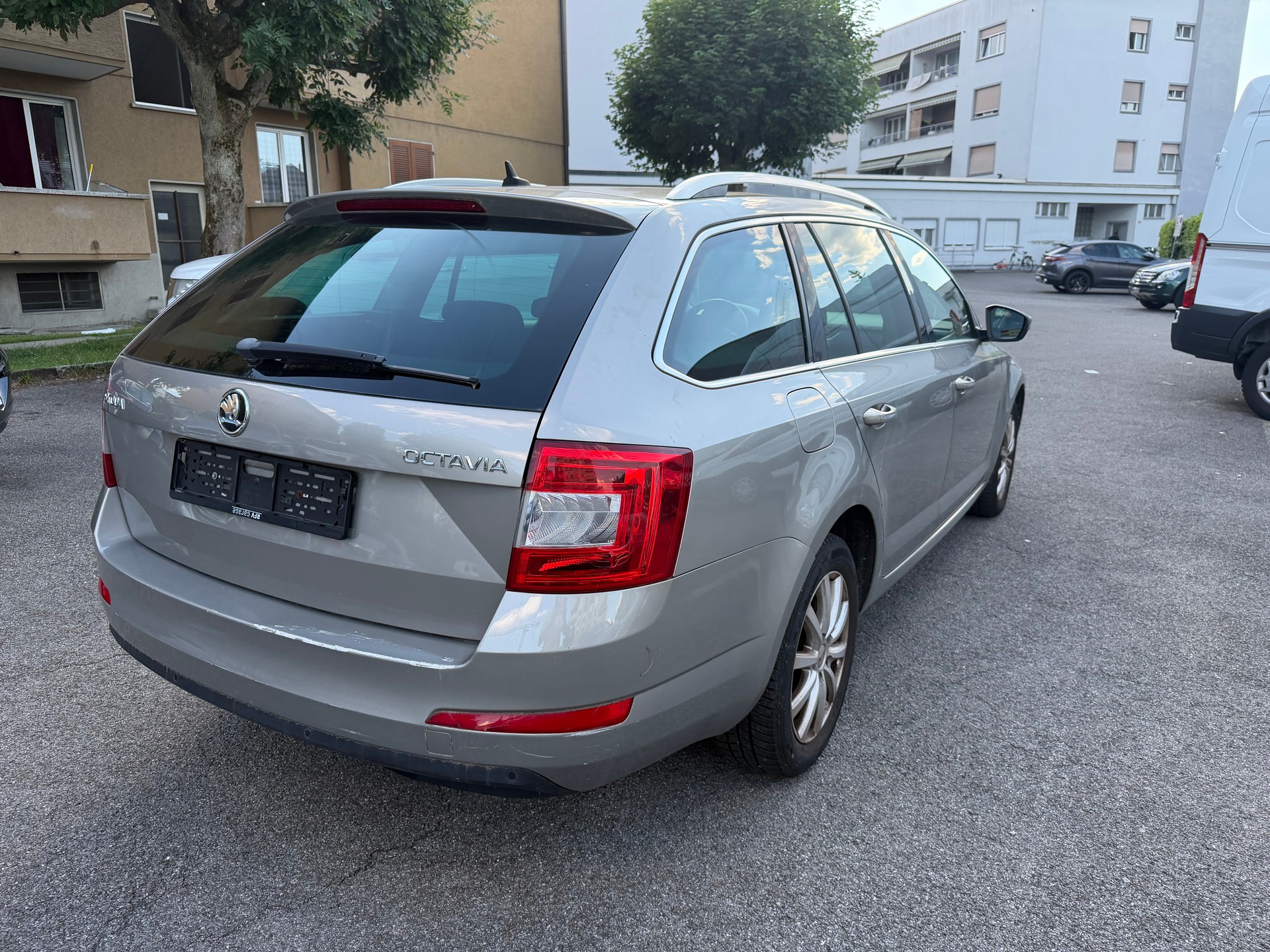 SKODA Octavia Combi 2.0 TDI Elegance-image-3