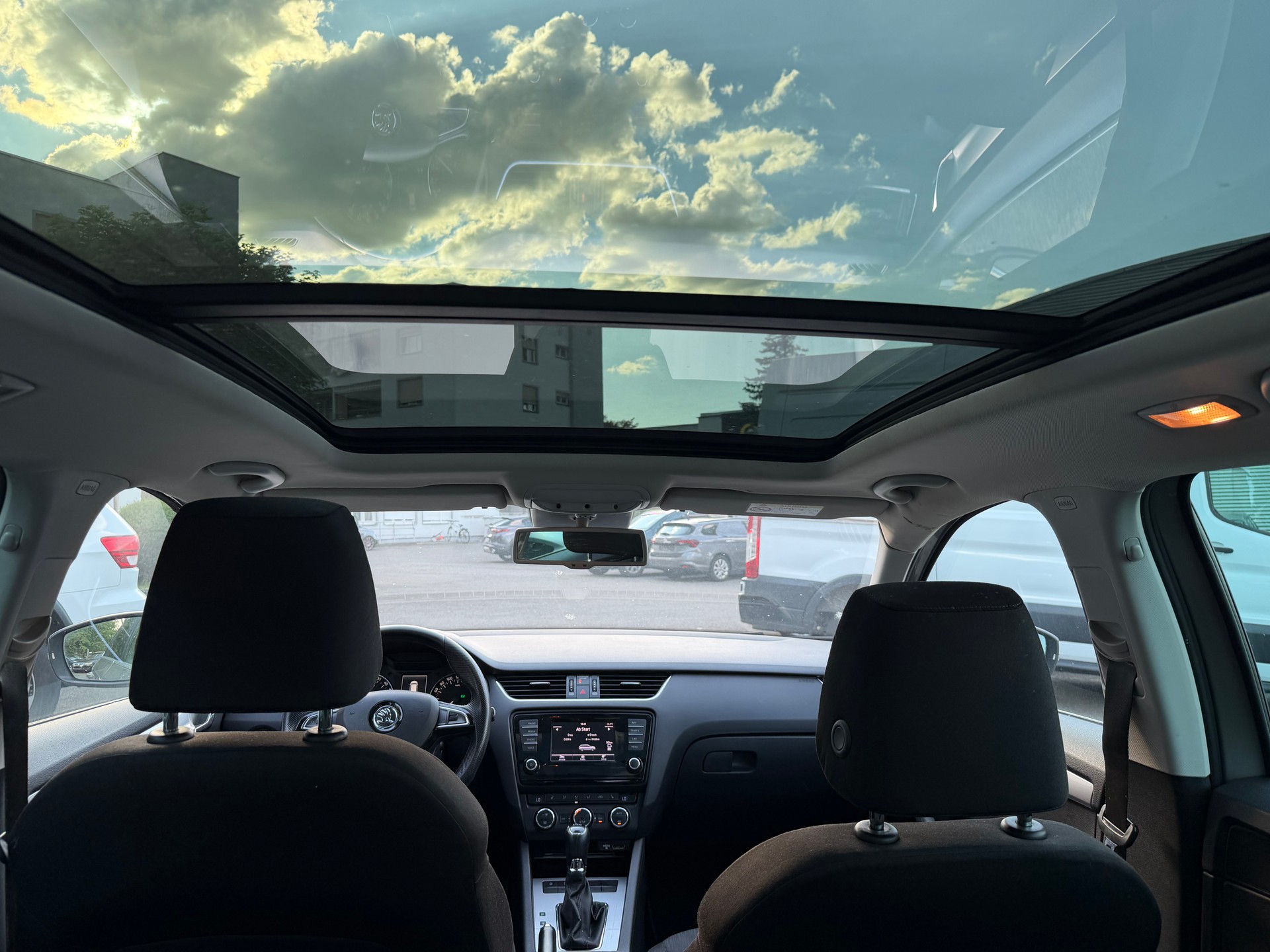 SKODA Octavia Combi 2.0 TDI Elegance-image-7