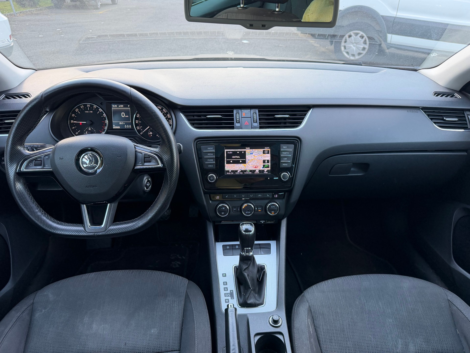 SKODA Octavia Combi 2.0 TDI Elegance-image-9