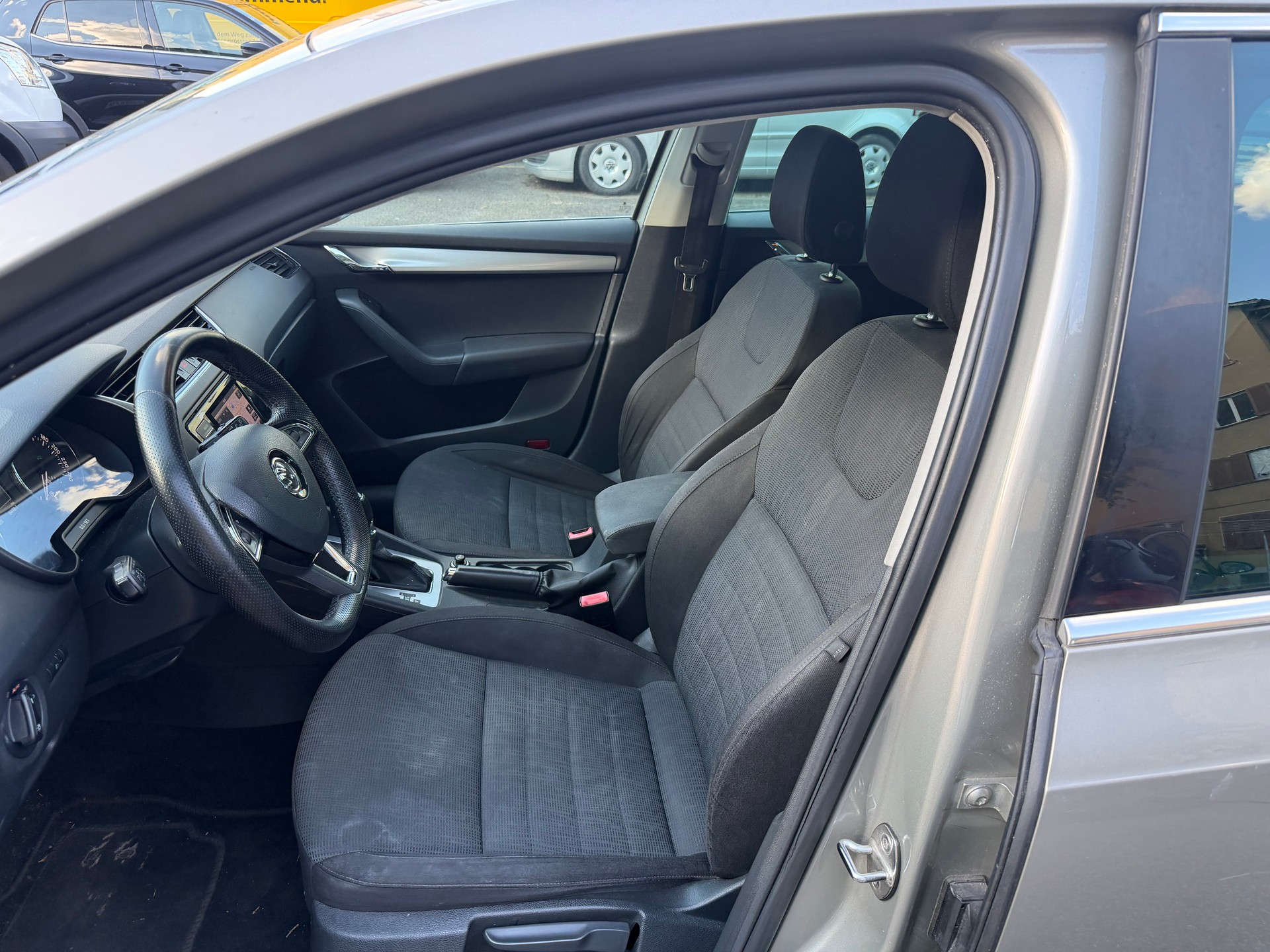 SKODA Octavia Combi 2.0 TDI Elegance-image-12