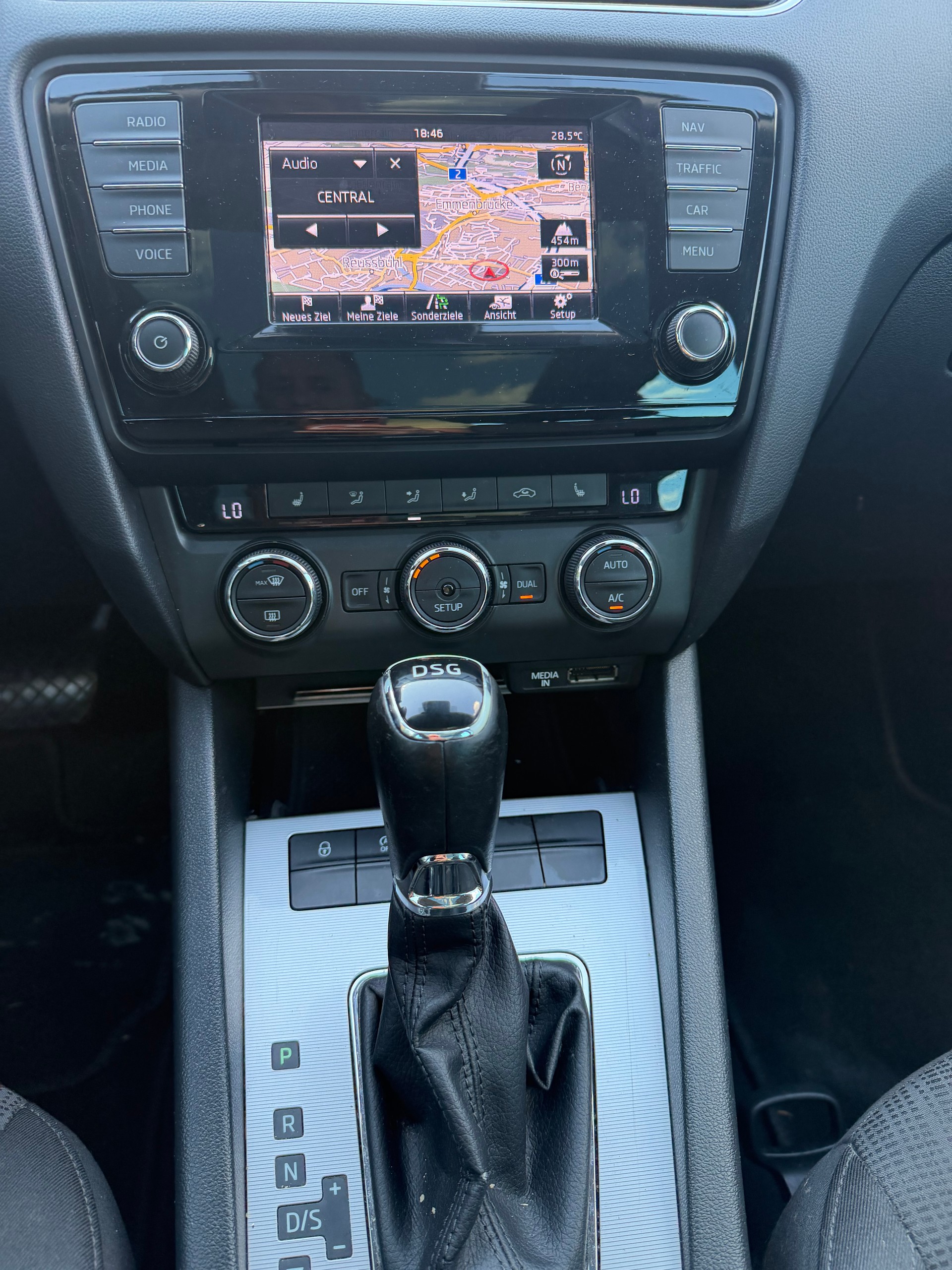 SKODA Octavia Combi 2.0 TDI Elegance-image-11
