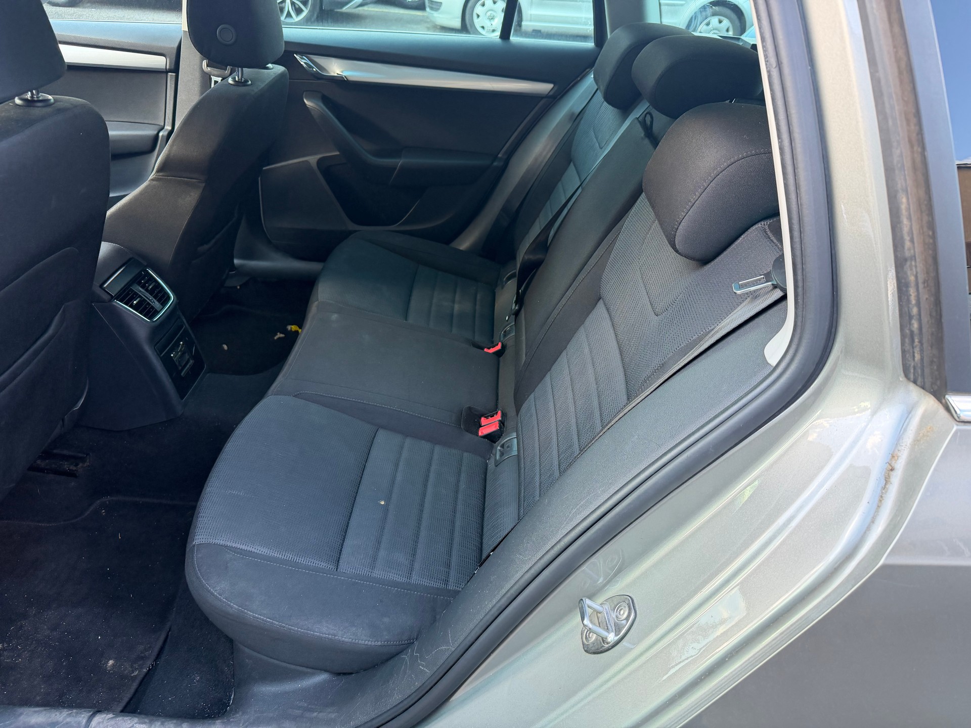 SKODA Octavia Combi 2.0 TDI Elegance-image-8