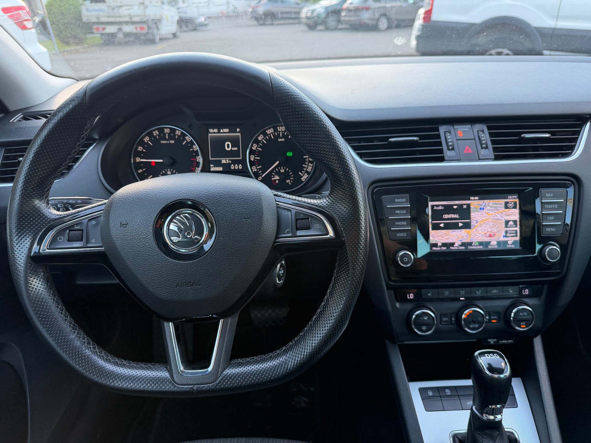 SKODA Octavia Combi 2.0 TDI Elegance-image-10