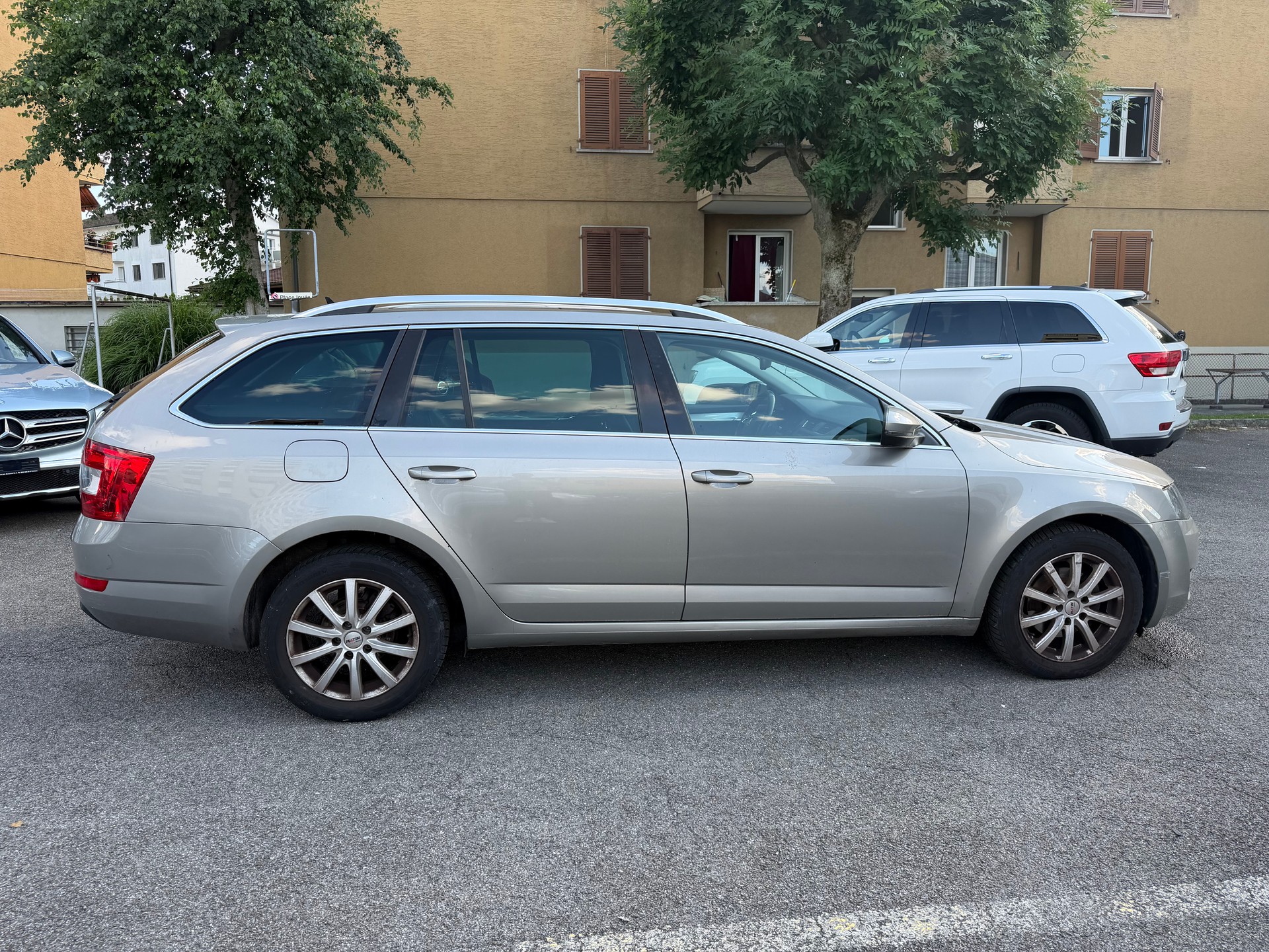 SKODA Octavia Combi 2.0 TDI Elegance-image-4