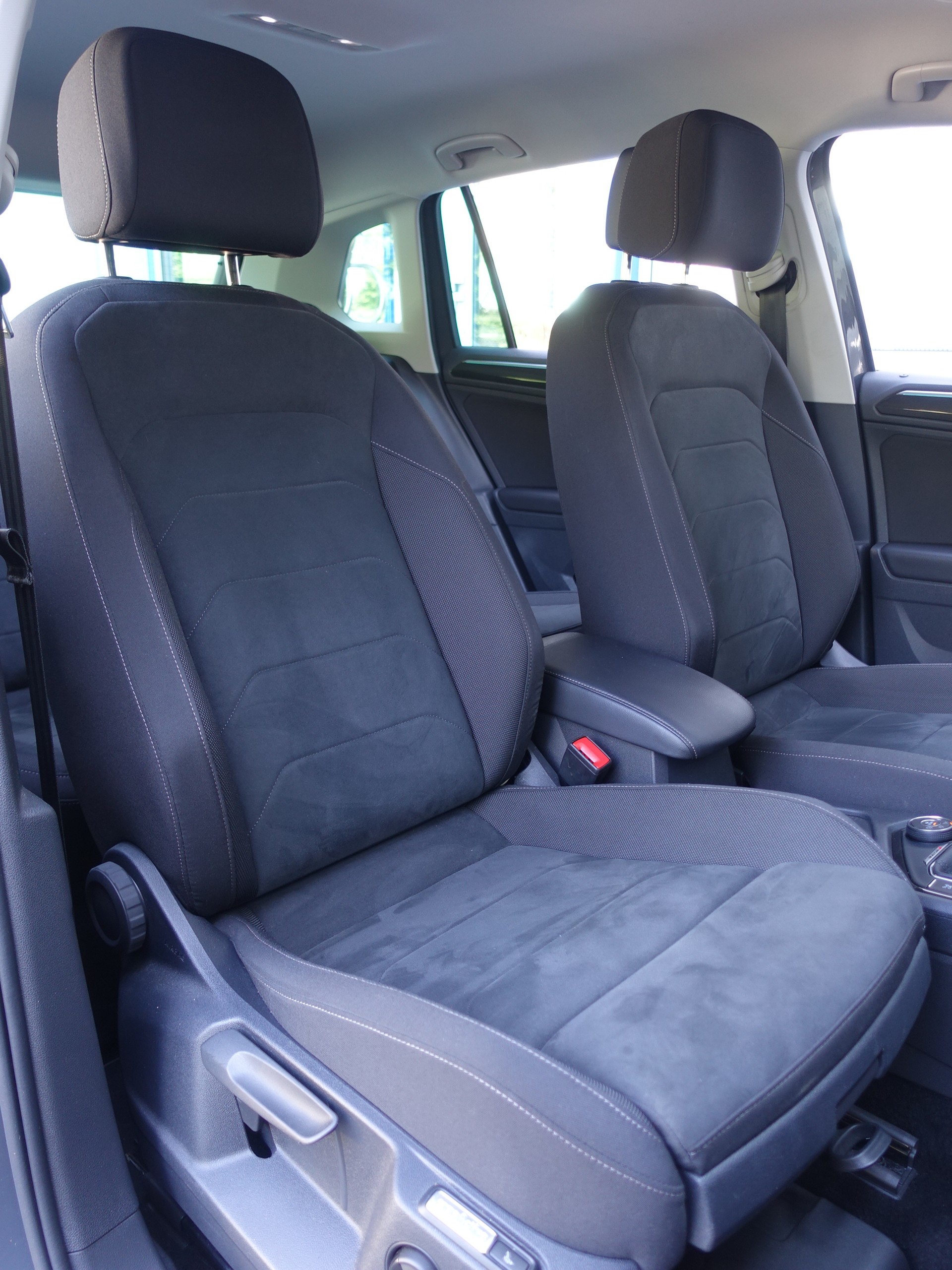 VW Tiguan 2.0 TDI SCR Elegance 4Motion DSG-image-9