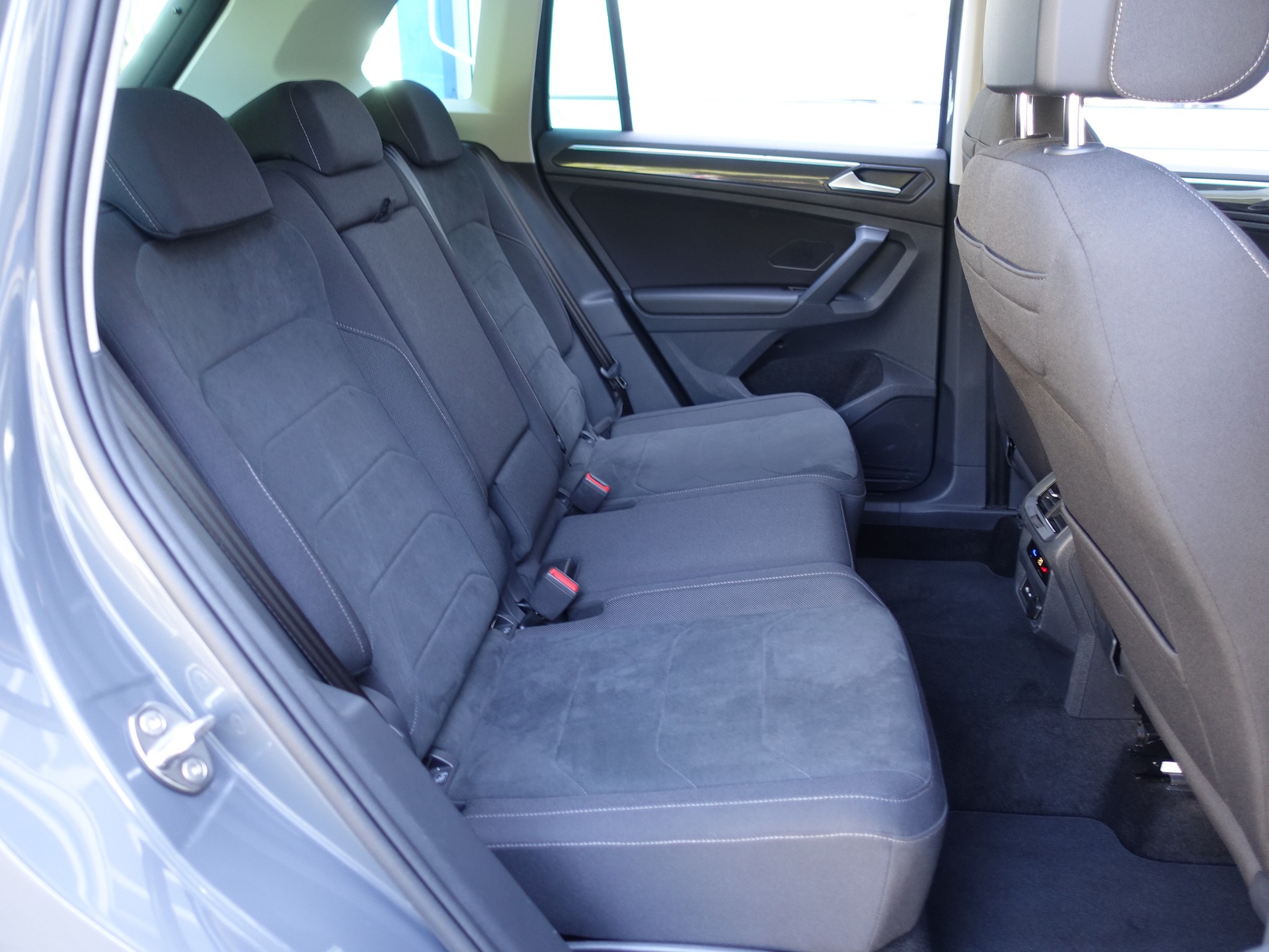 VW Tiguan 2.0 TDI SCR Elegance 4Motion DSG-image-14