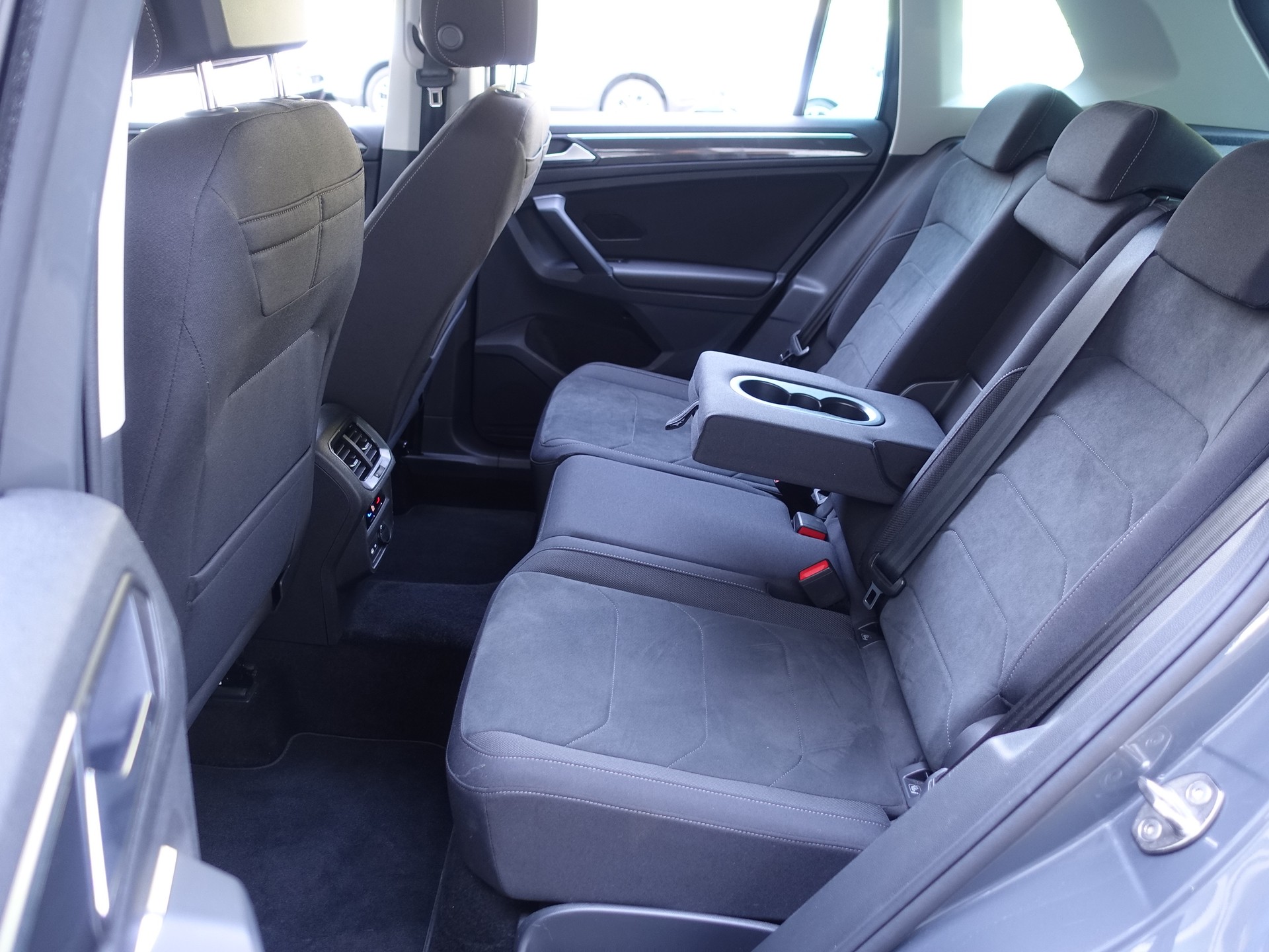 VW Tiguan 2.0 TDI SCR Elegance 4Motion DSG-image-13