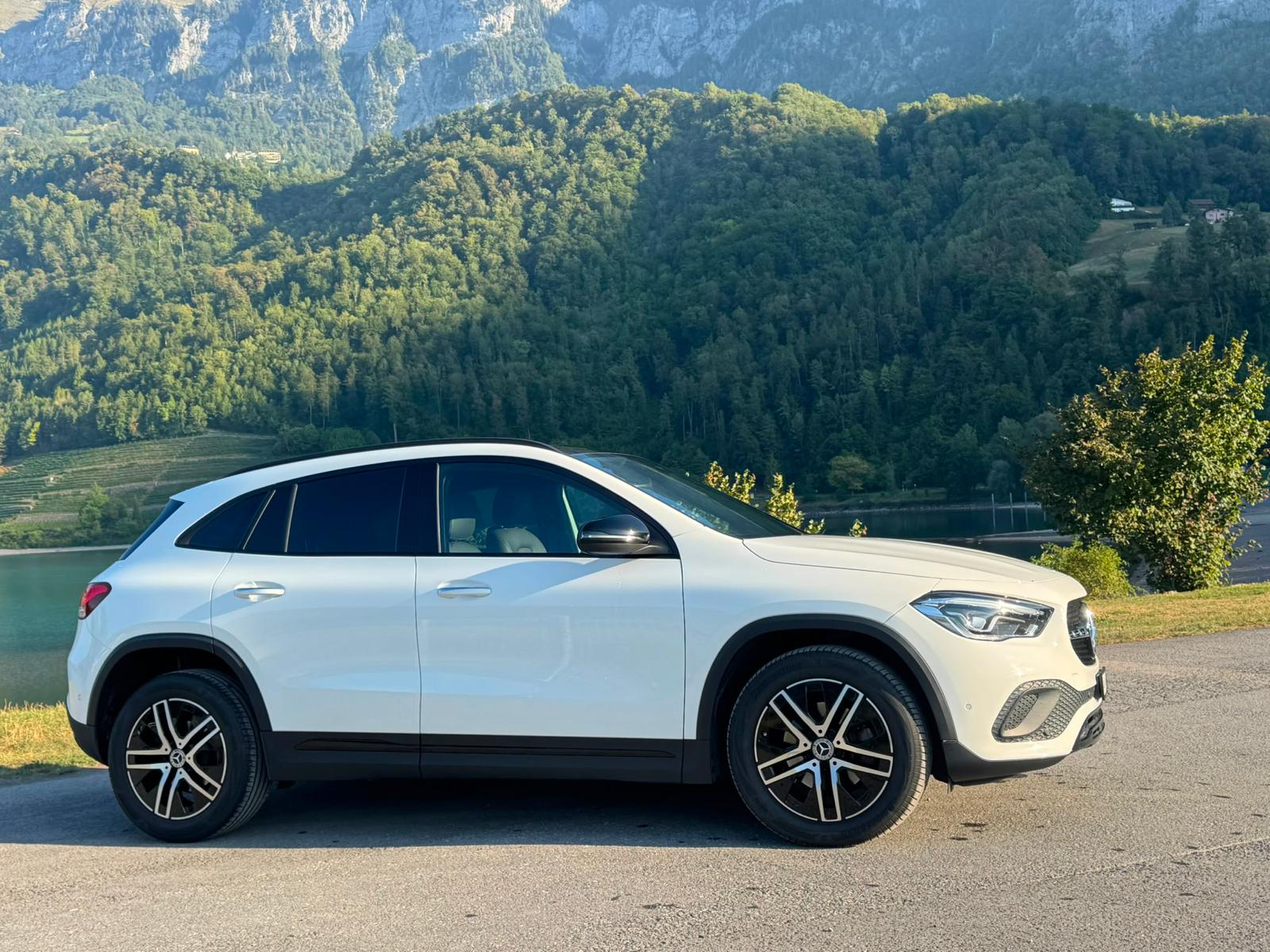 MERCEDES-BENZ GLA 200d 4Matic Progressive 8G-DCT-image-5