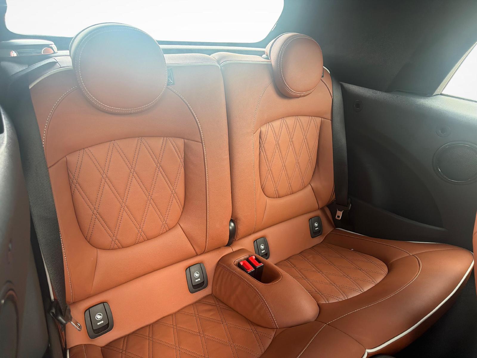 MINI Cabrio Cooper S-image-18