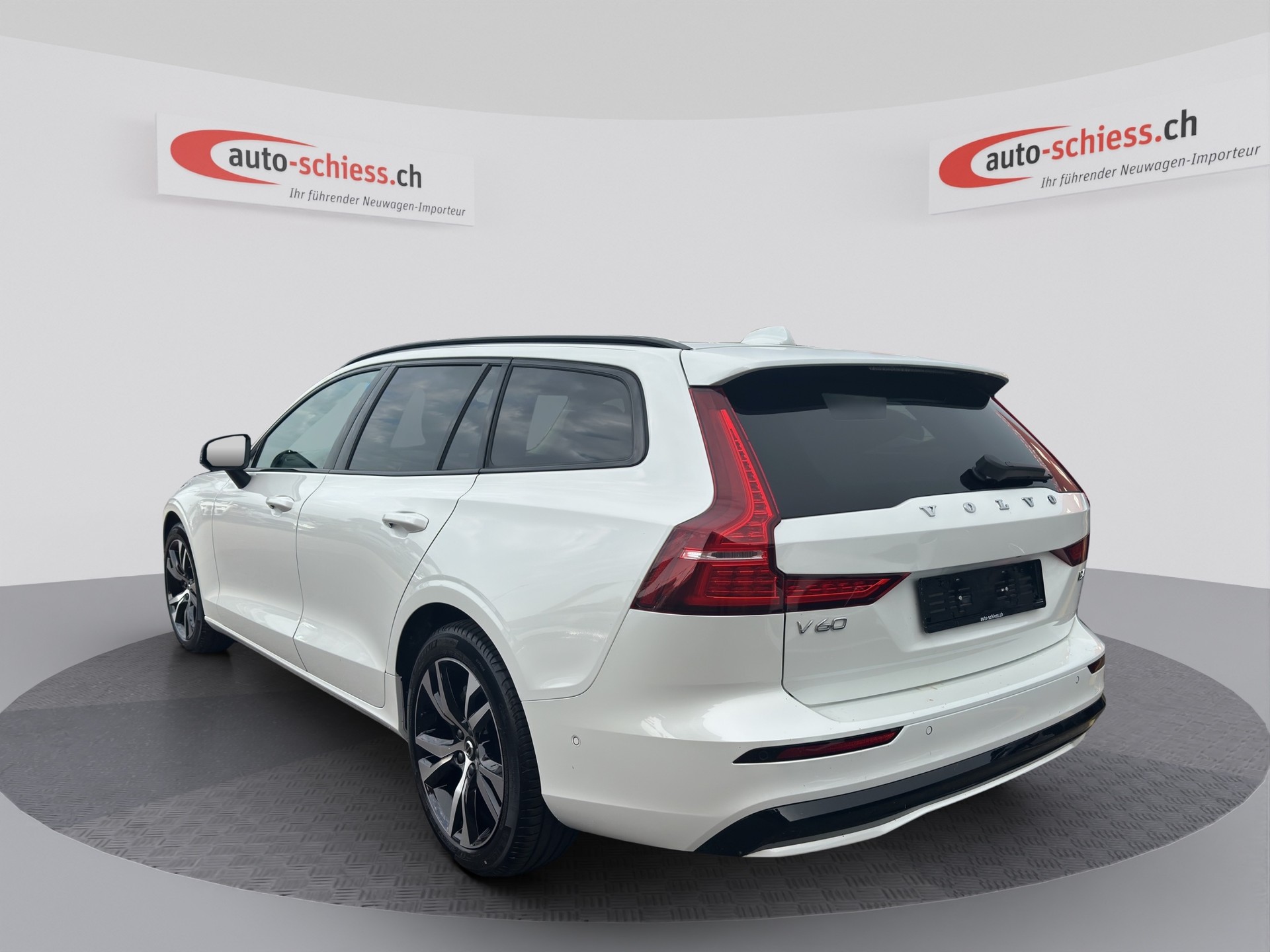 VOLVO V60 B4 Benzin Mild Hybrid Plus Dark DCT-image-2