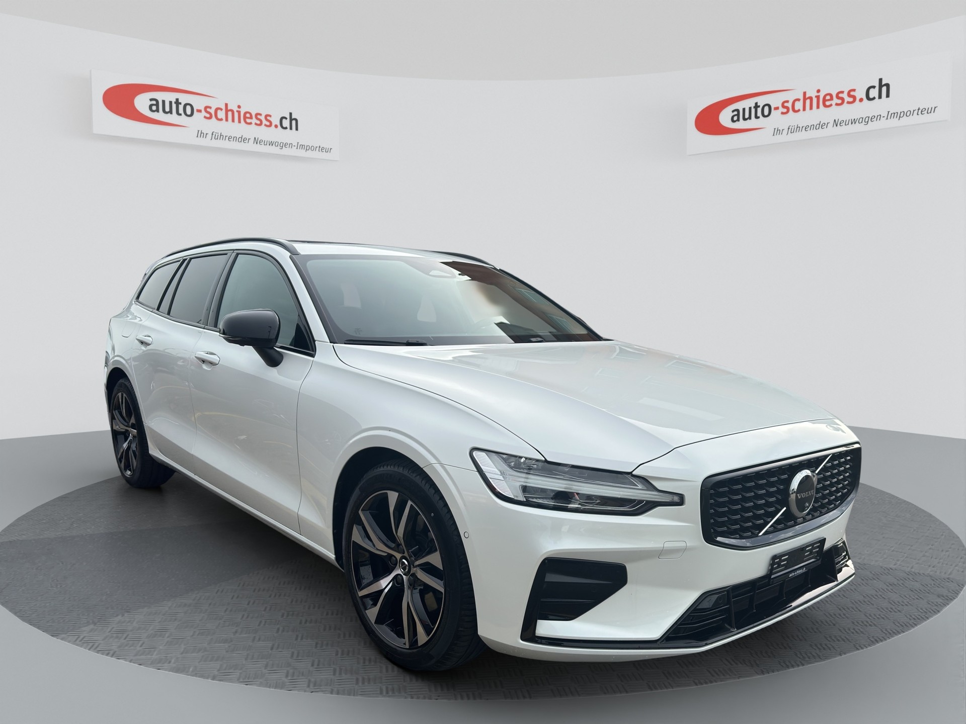 VOLVO V60 B4 Benzin Mild Hybrid Plus Dark DCT-image-0