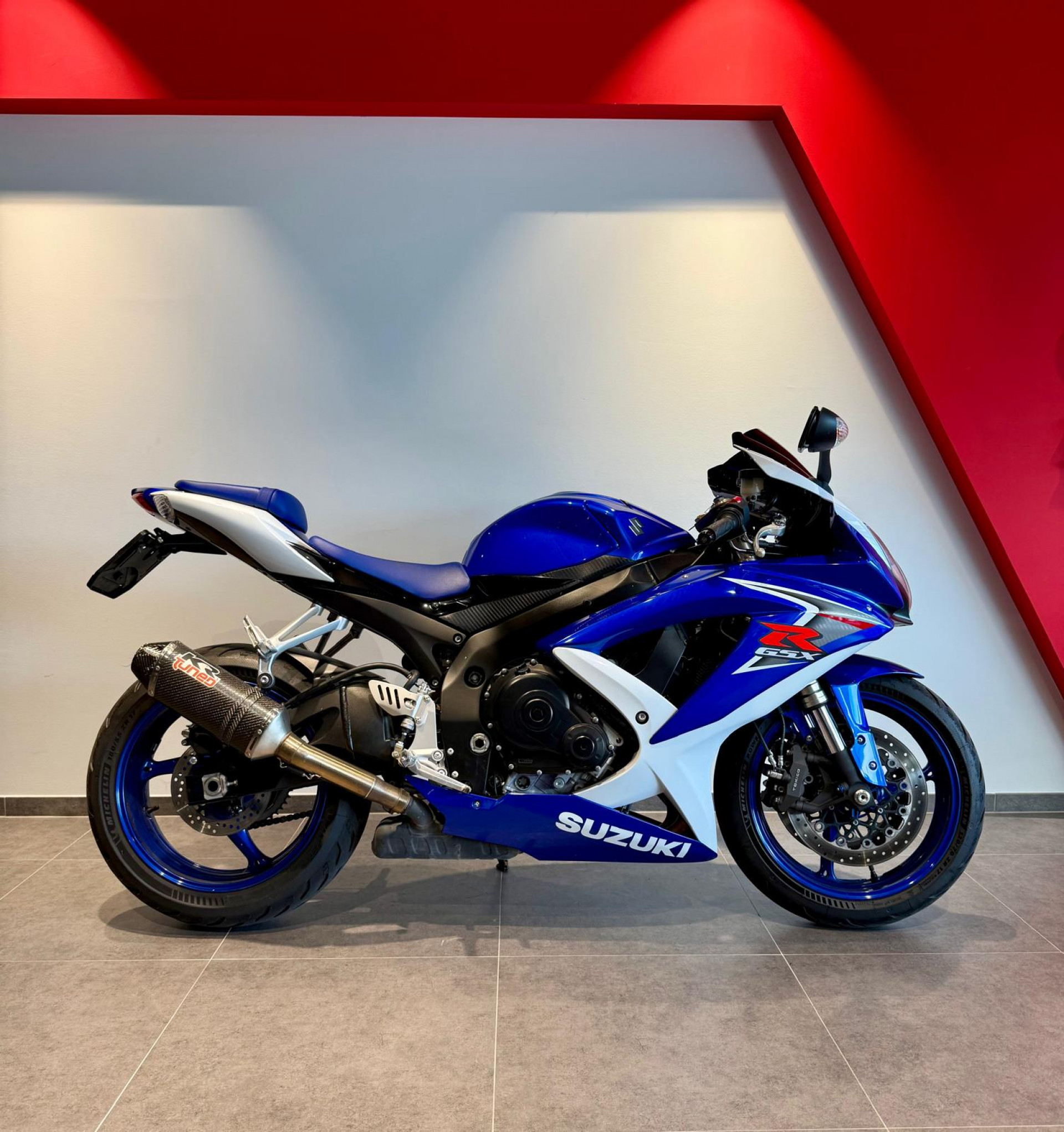 SUZUKI GSX-R 600-showroom-element-1