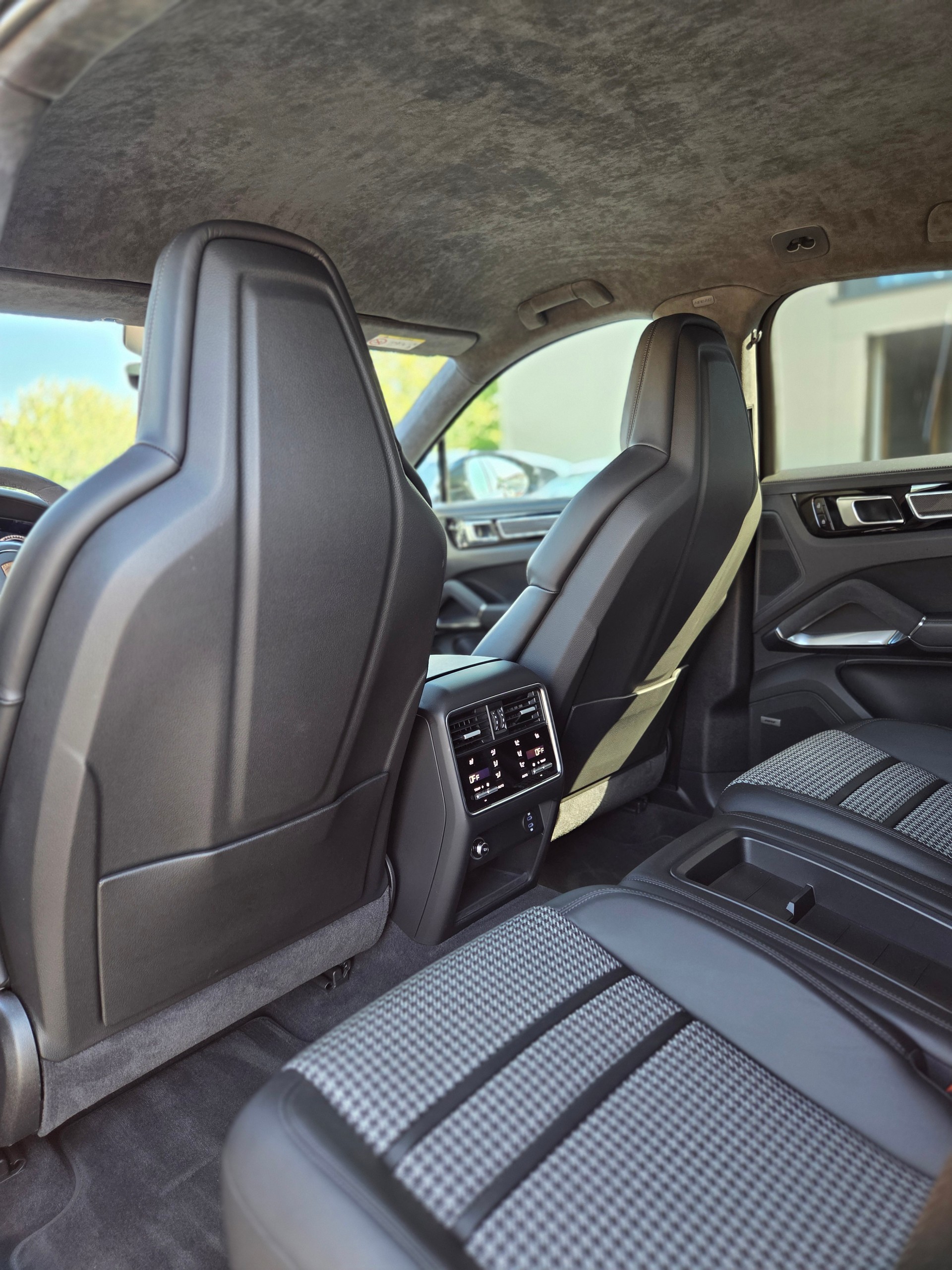 PORSCHE Cayenne Turbo Coupé S E-Hybrid-image-10