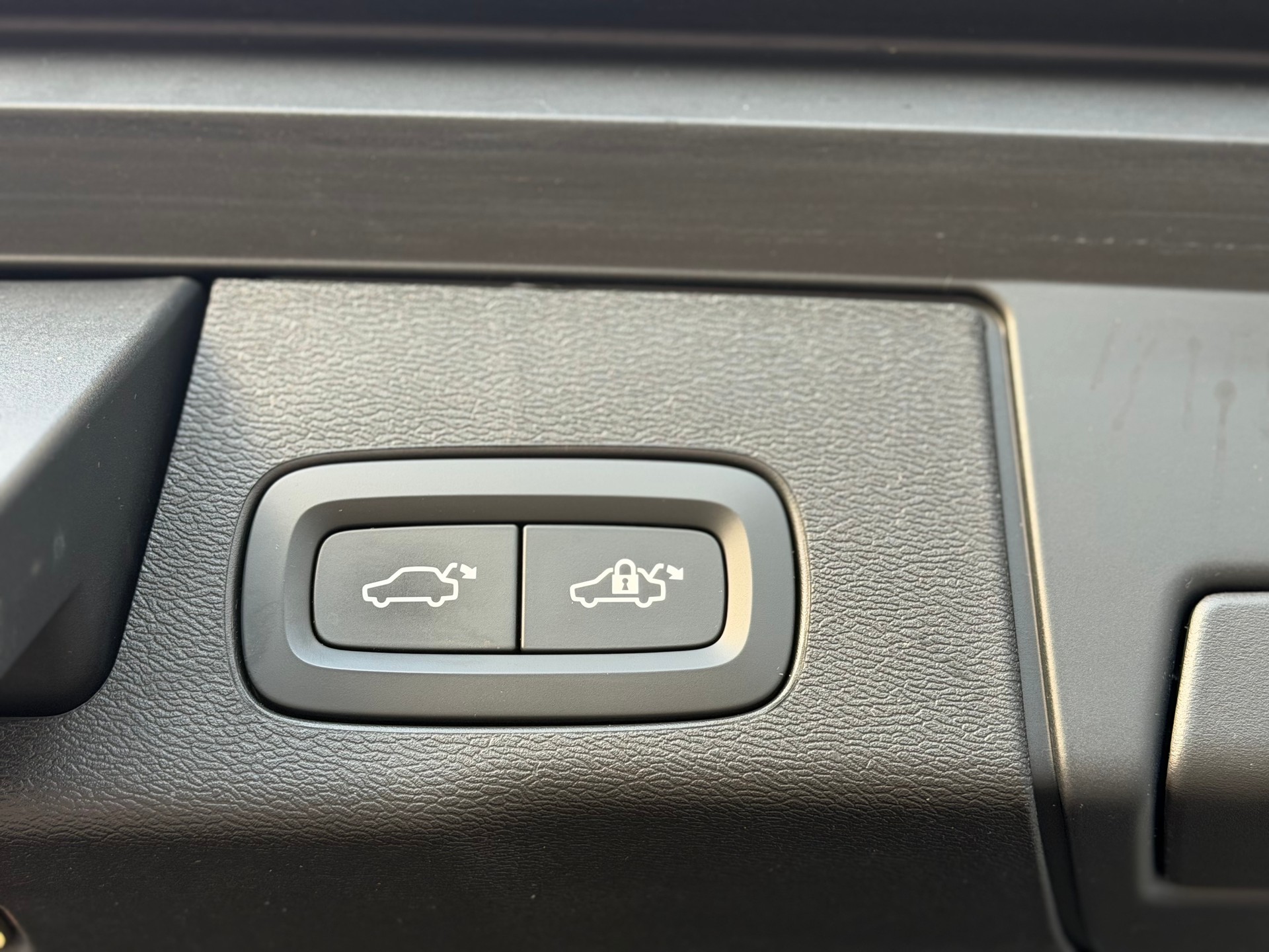 VOLVO XC60 B5 Benzin Mild Hybrid AWD Black Edition Geartronic-image-16
