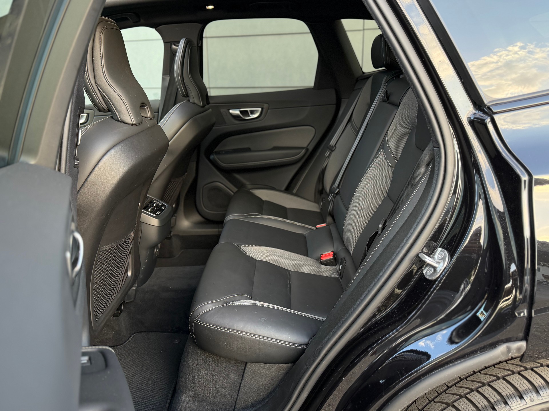 VOLVO XC60 B5 Benzin Mild Hybrid AWD Black Edition Geartronic-image-21
