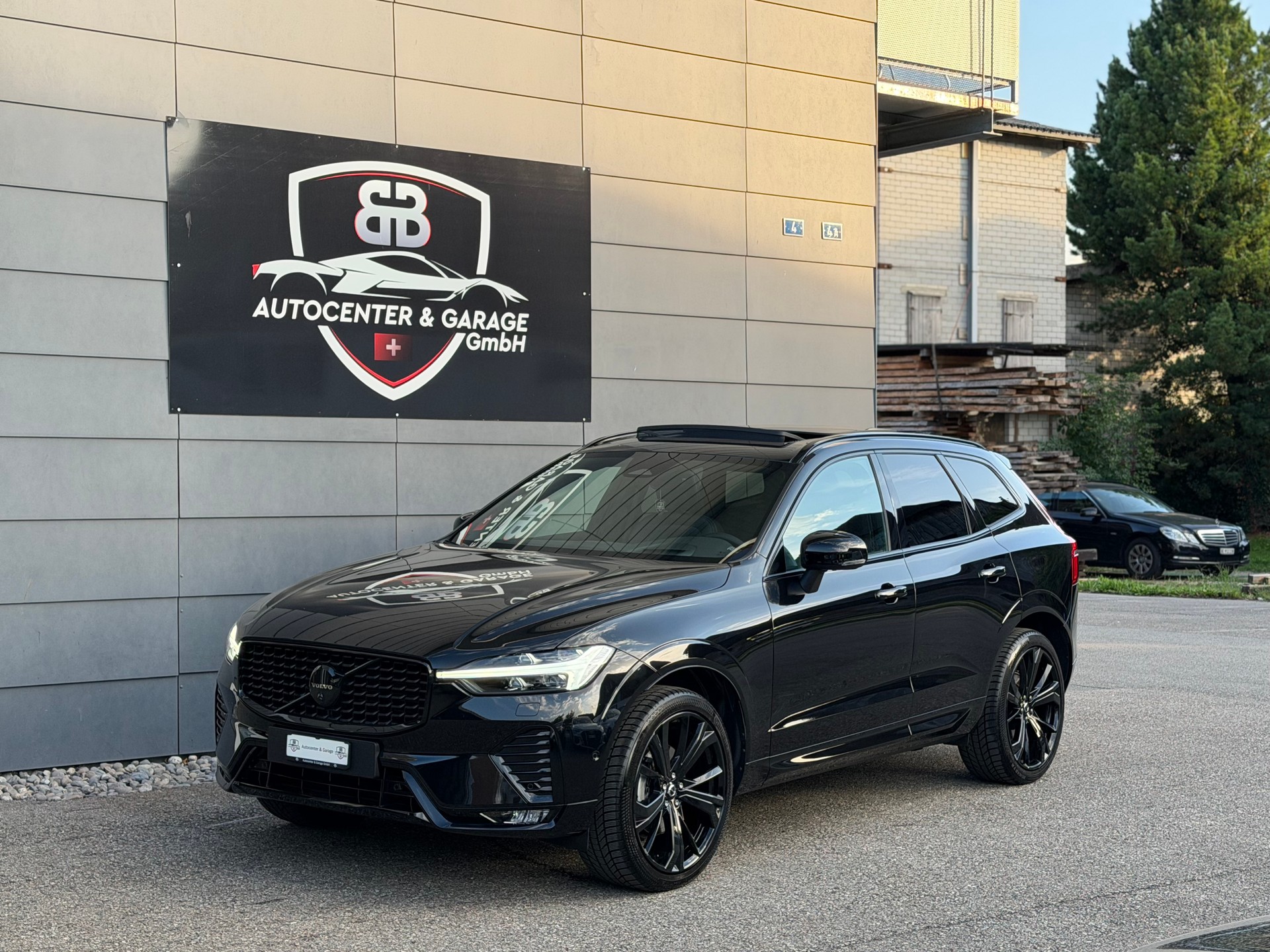 VOLVO XC60 B5 Benzin Mild Hybrid AWD Black Edition Geartronic-image-1