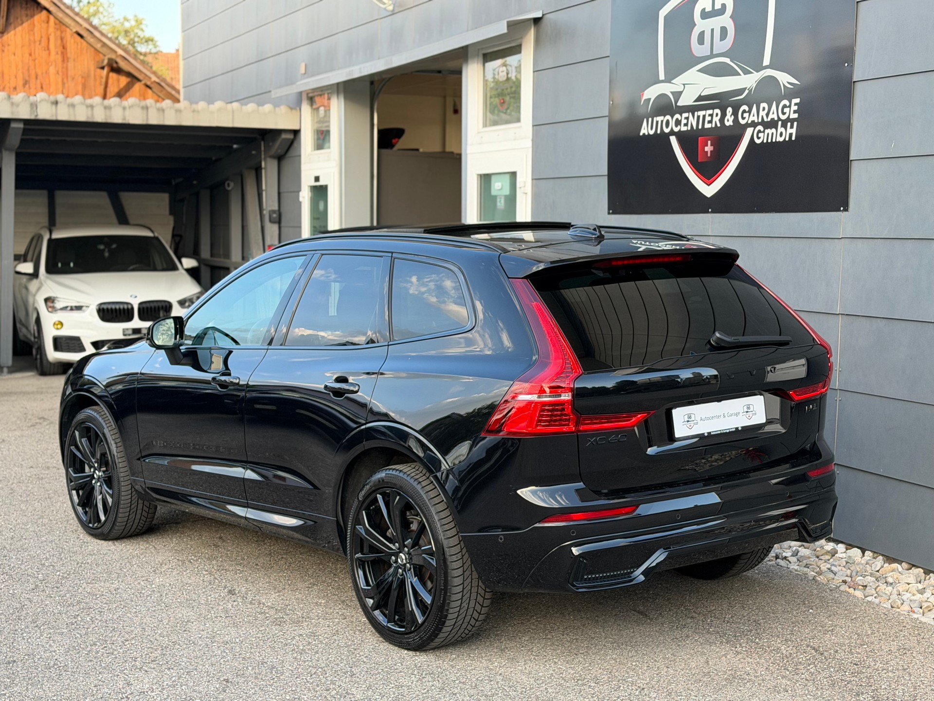VOLVO XC60 B5 Benzin Mild Hybrid AWD Black Edition Geartronic-image-6