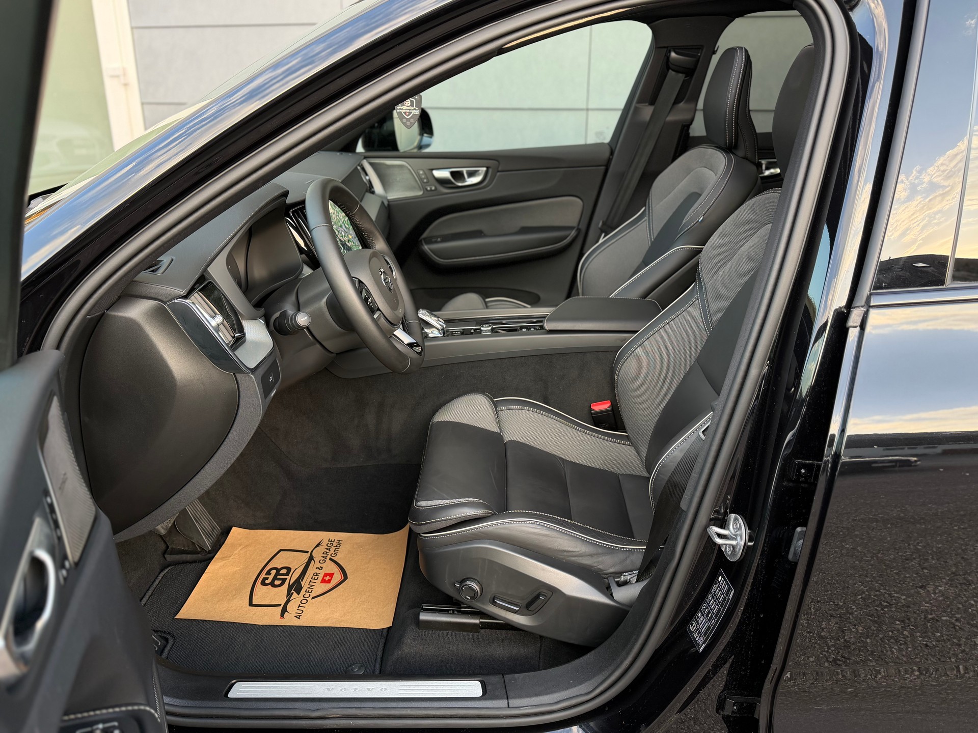 VOLVO XC60 B5 Benzin Mild Hybrid AWD Black Edition Geartronic-image-17