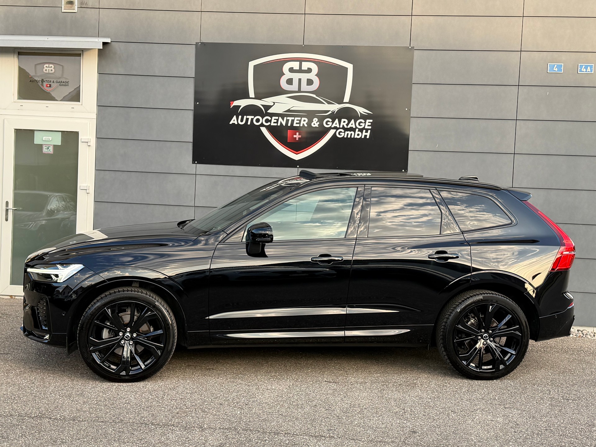 VOLVO XC60 B5 Benzin Mild Hybrid AWD Black Edition Geartronic-image-4