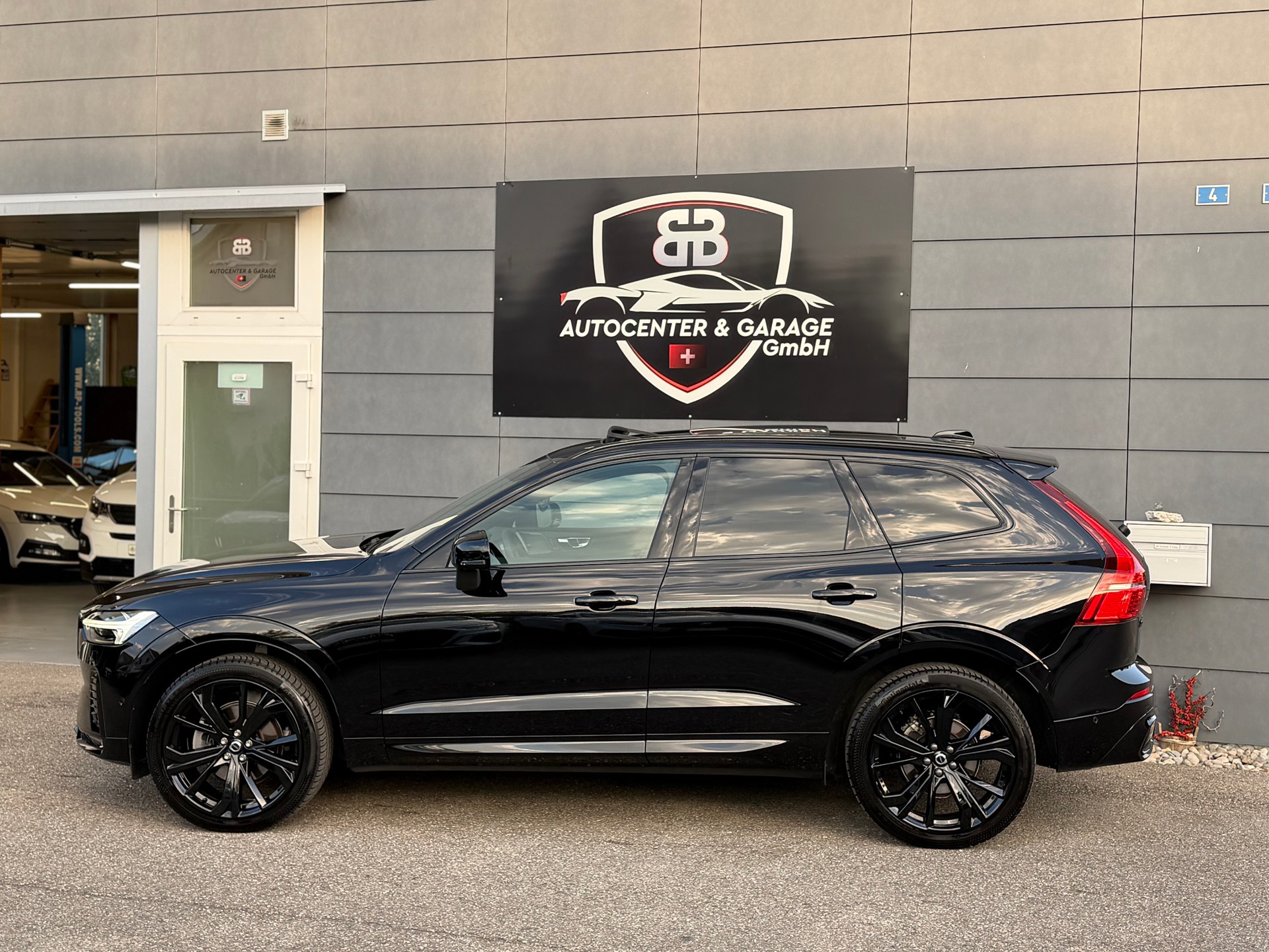 VOLVO XC60 B5 Benzin Mild Hybrid AWD Black Edition Geartronic-image-5