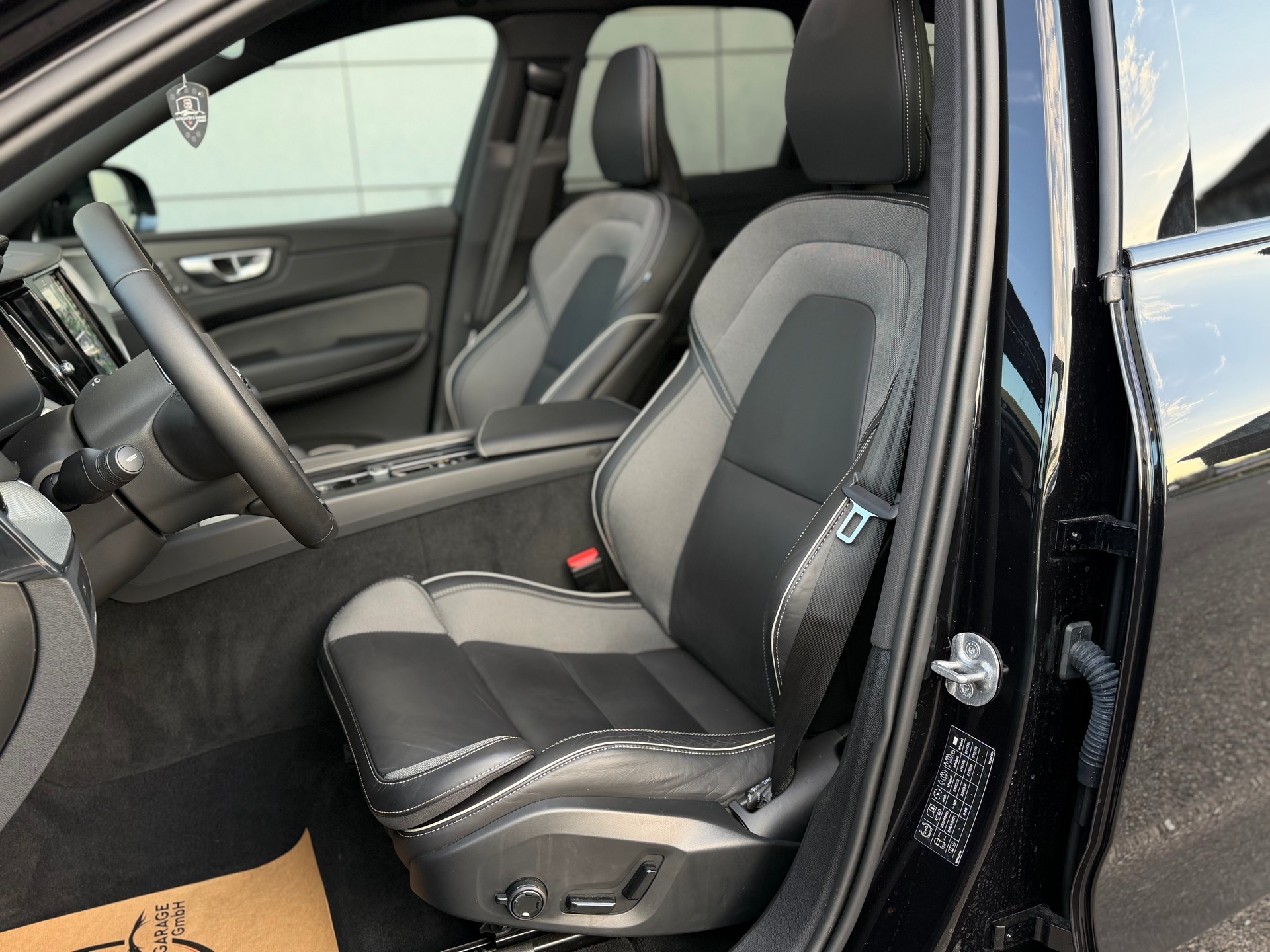 VOLVO XC60 B5 Benzin Mild Hybrid AWD Black Edition Geartronic-image-18