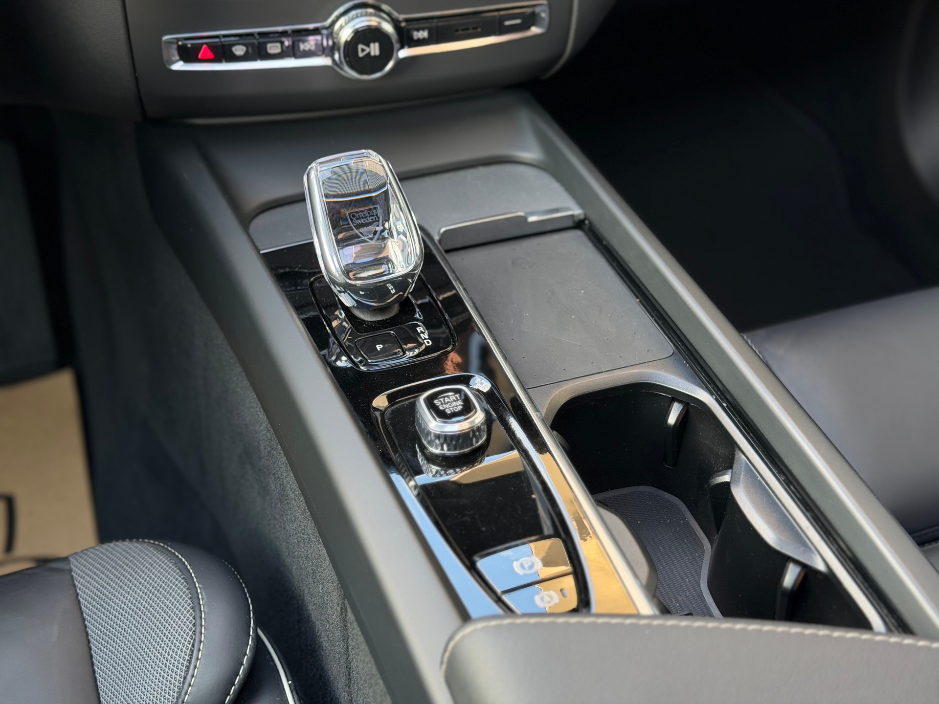 VOLVO XC60 B5 Benzin Mild Hybrid AWD Black Edition Geartronic-image-25