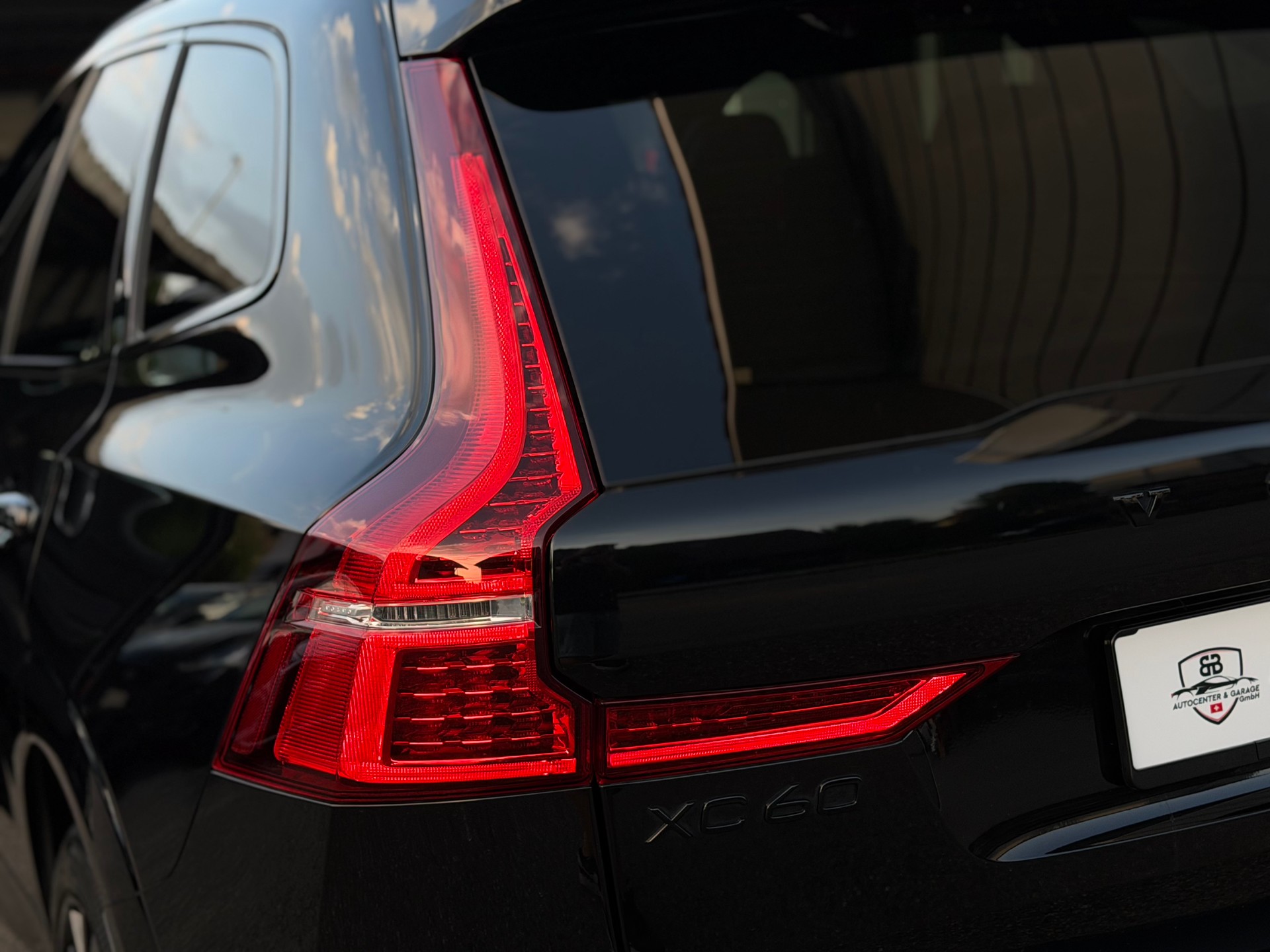 VOLVO XC60 B5 Benzin Mild Hybrid AWD Black Edition Geartronic-image-11