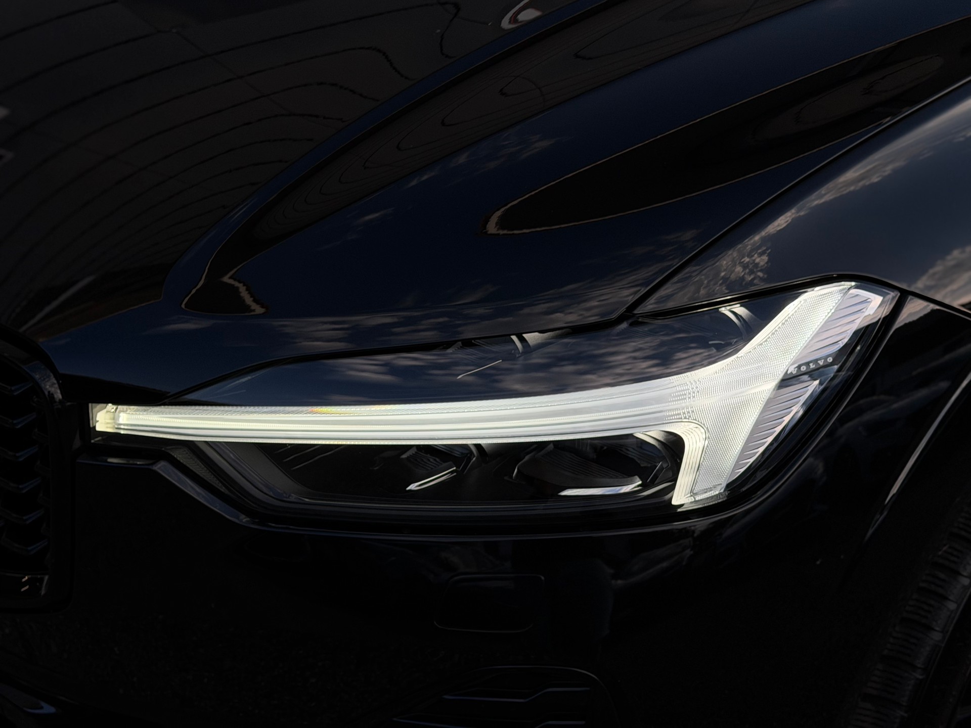 VOLVO XC60 B5 Benzin Mild Hybrid AWD Black Edition Geartronic-image-10