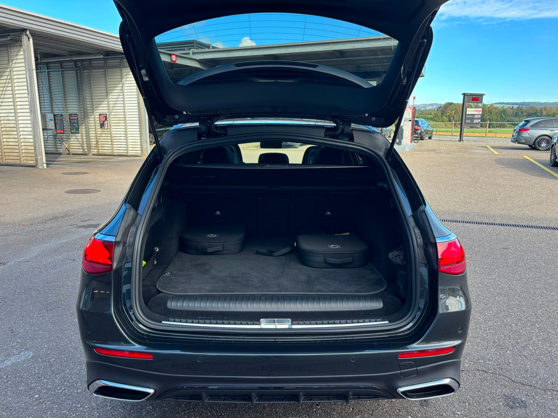 MERCEDES-BENZ E 300 de AMG-Line 4Matic Kombi-image-13