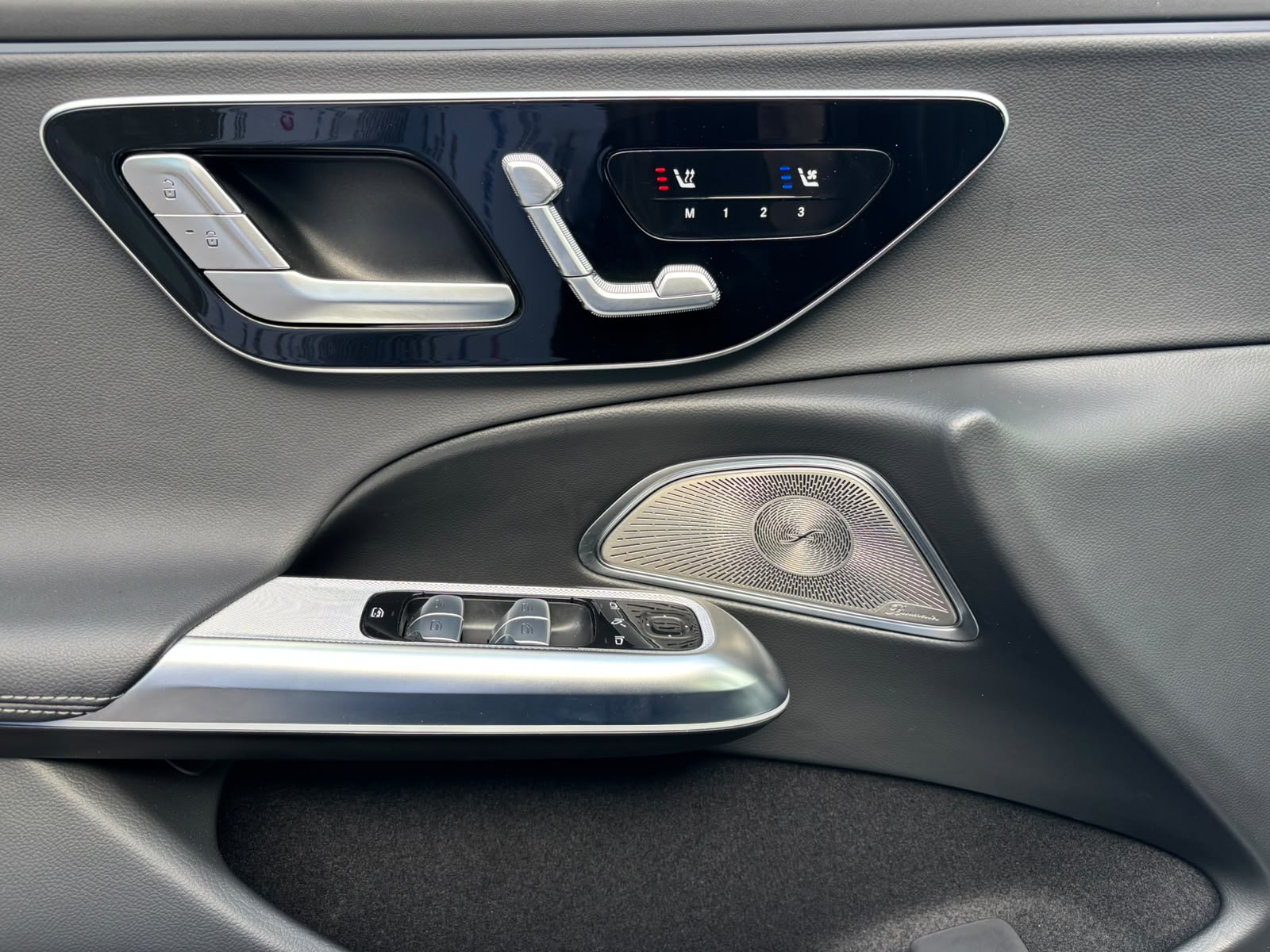 MERCEDES-BENZ E 300 de AMG-Line 4Matic Kombi-image-12
