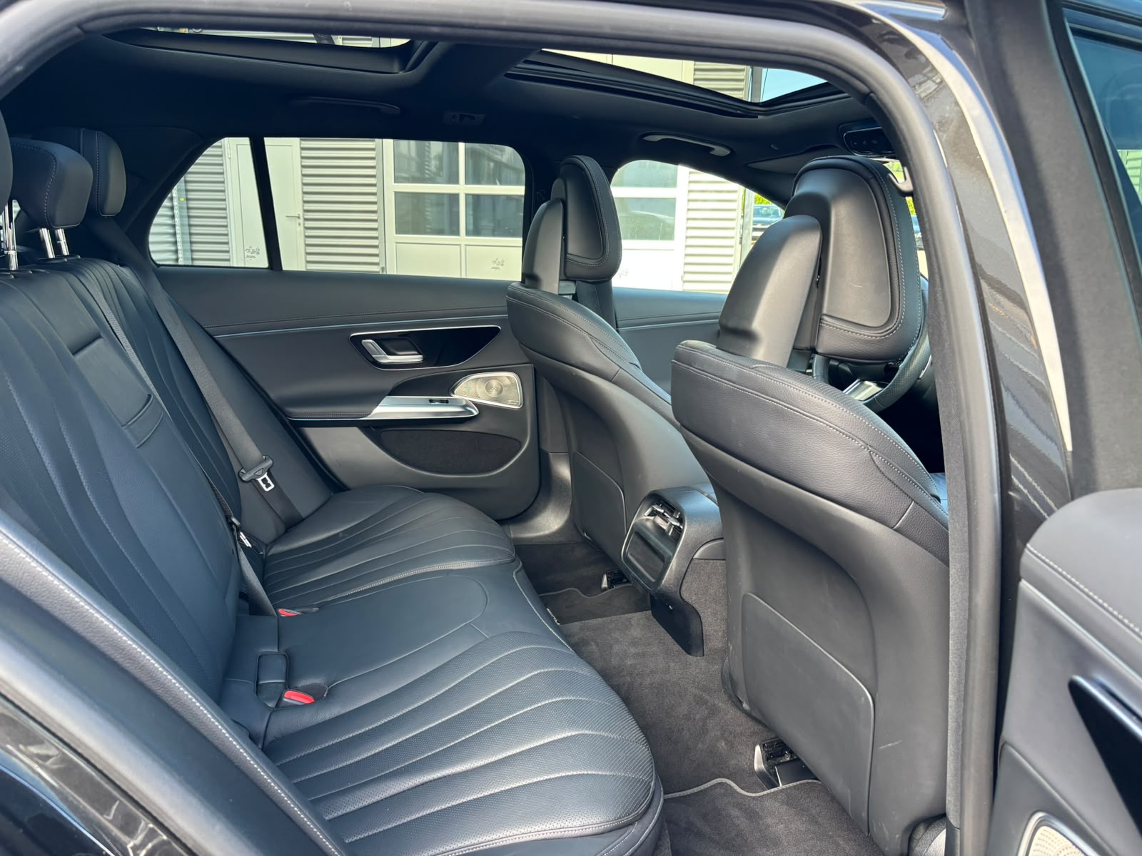 MERCEDES-BENZ E 300 de AMG-Line 4Matic Kombi-image-9