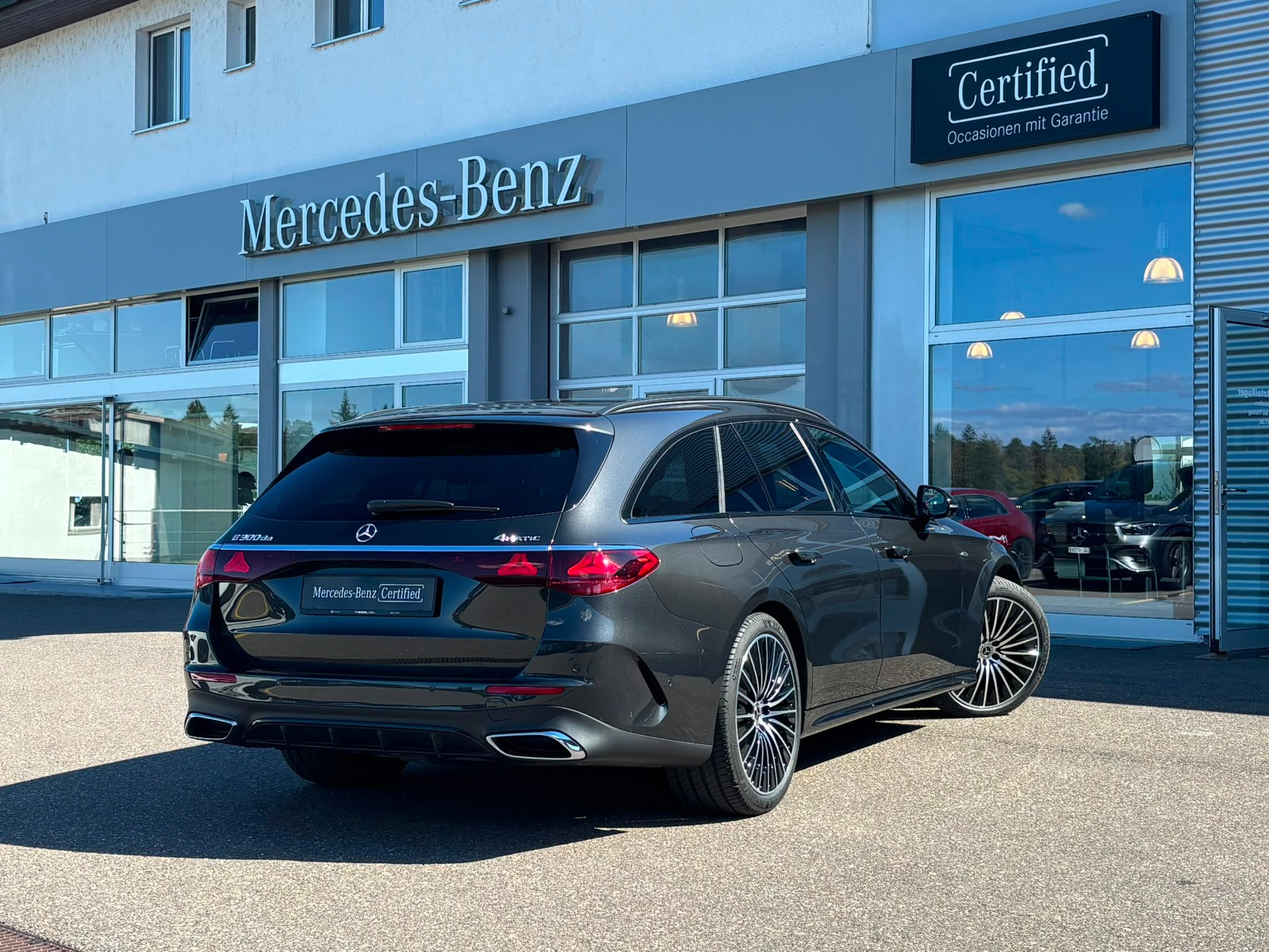 MERCEDES-BENZ E 300 de AMG-Line 4Matic Kombi-image-3