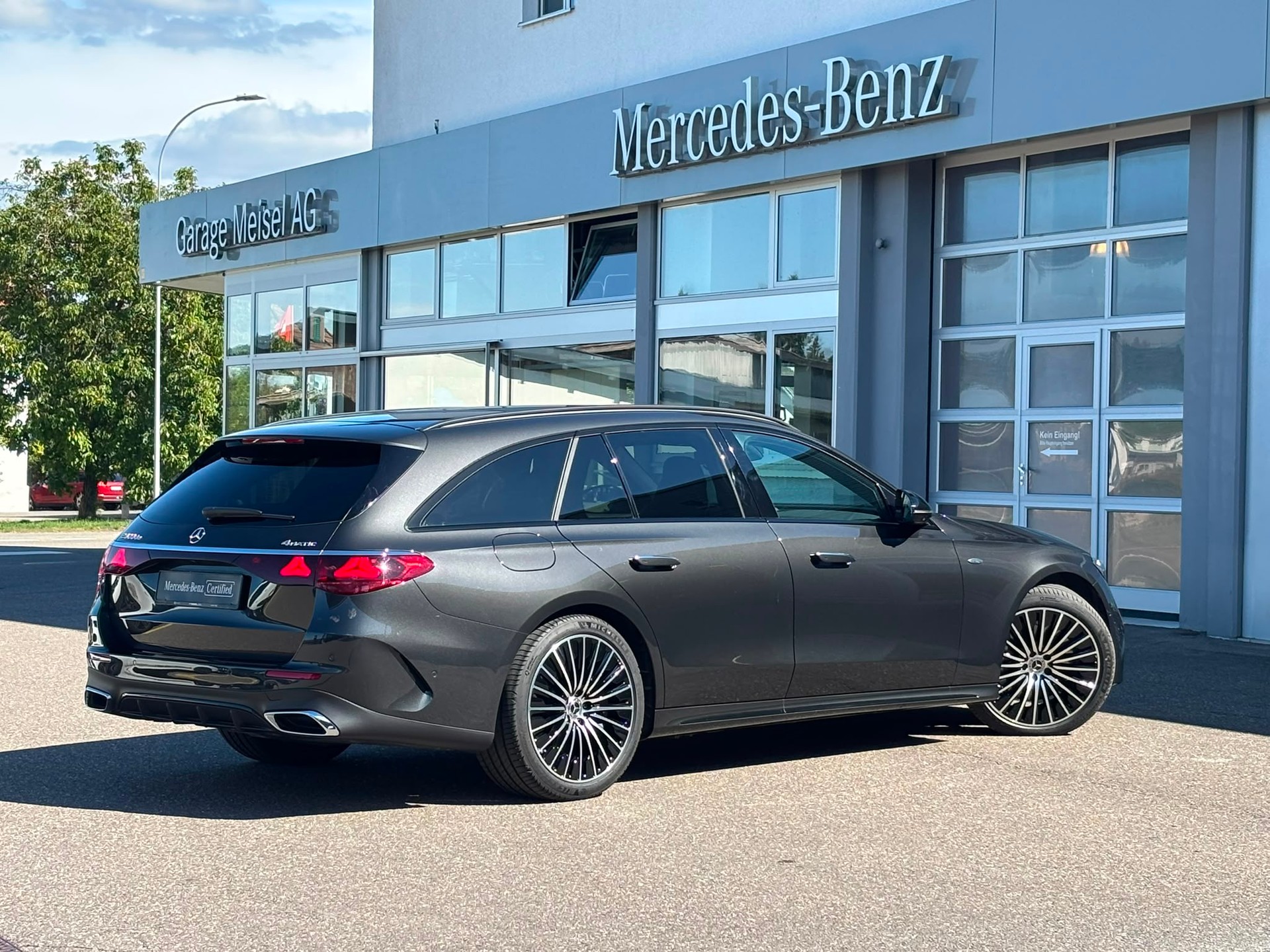 MERCEDES-BENZ E 300 de AMG-Line 4Matic Kombi-image-2